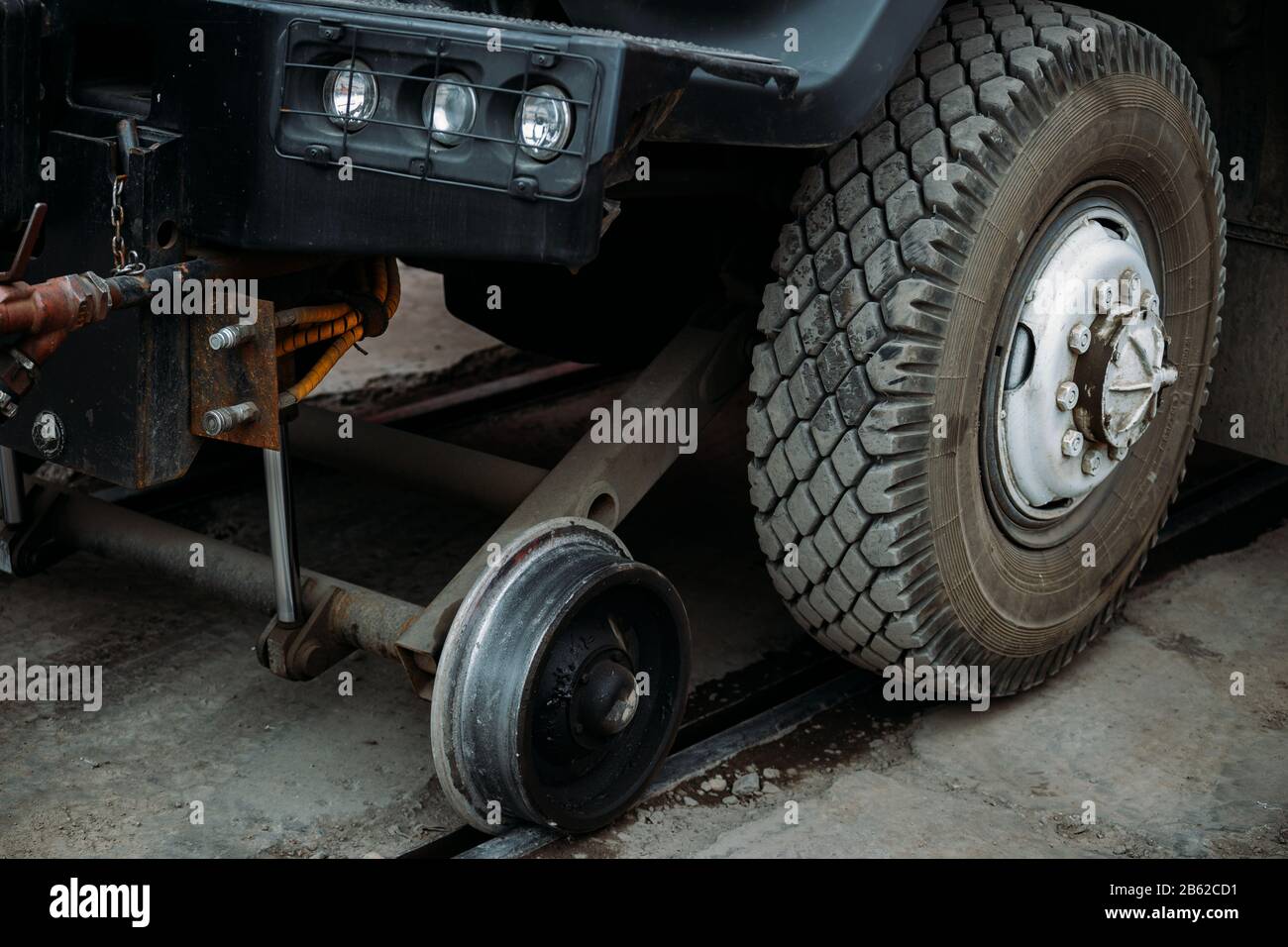 Ruote per camion su rotaia, ruote mobili, vista ravvicinata. Foto Stock