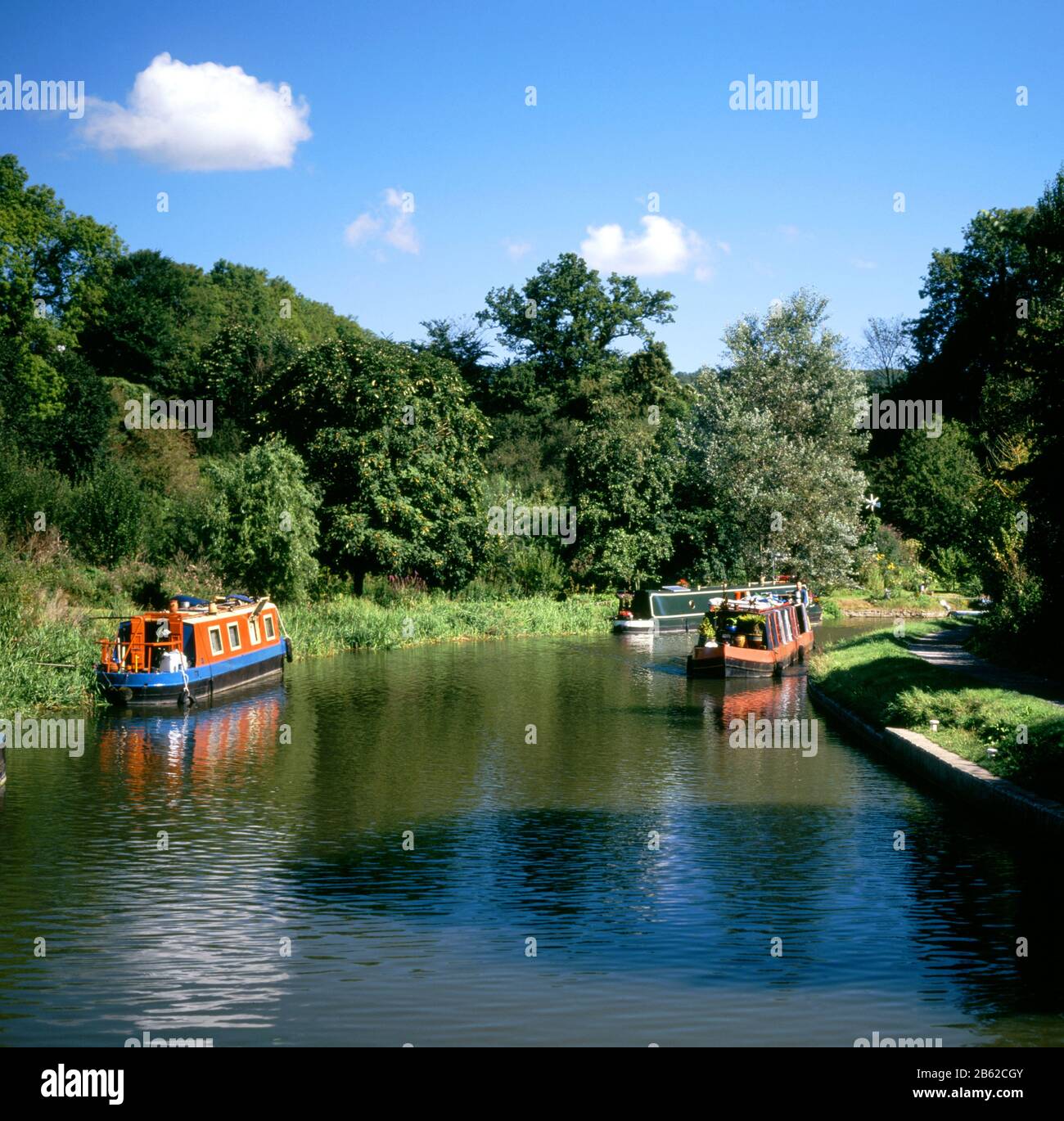 Barche strette su Kennet e Avon Canal, Claverton vicino a Bath, Somerset. Foto Stock