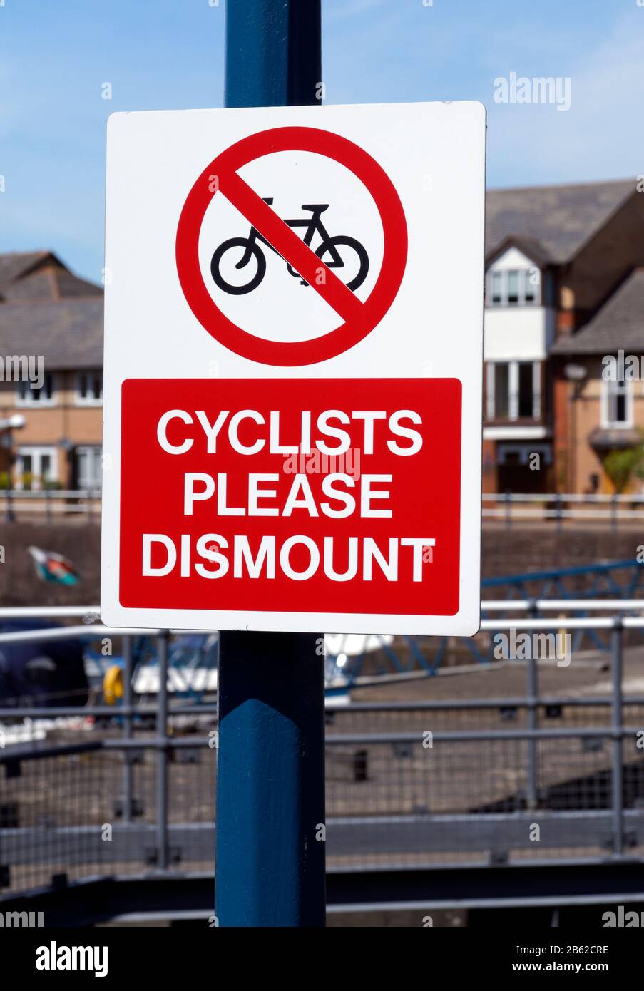 I ciclisti si pregano di smontare il cartello, Penarth Marina, vale of Glamorgan, South Wales, UK. Foto Stock