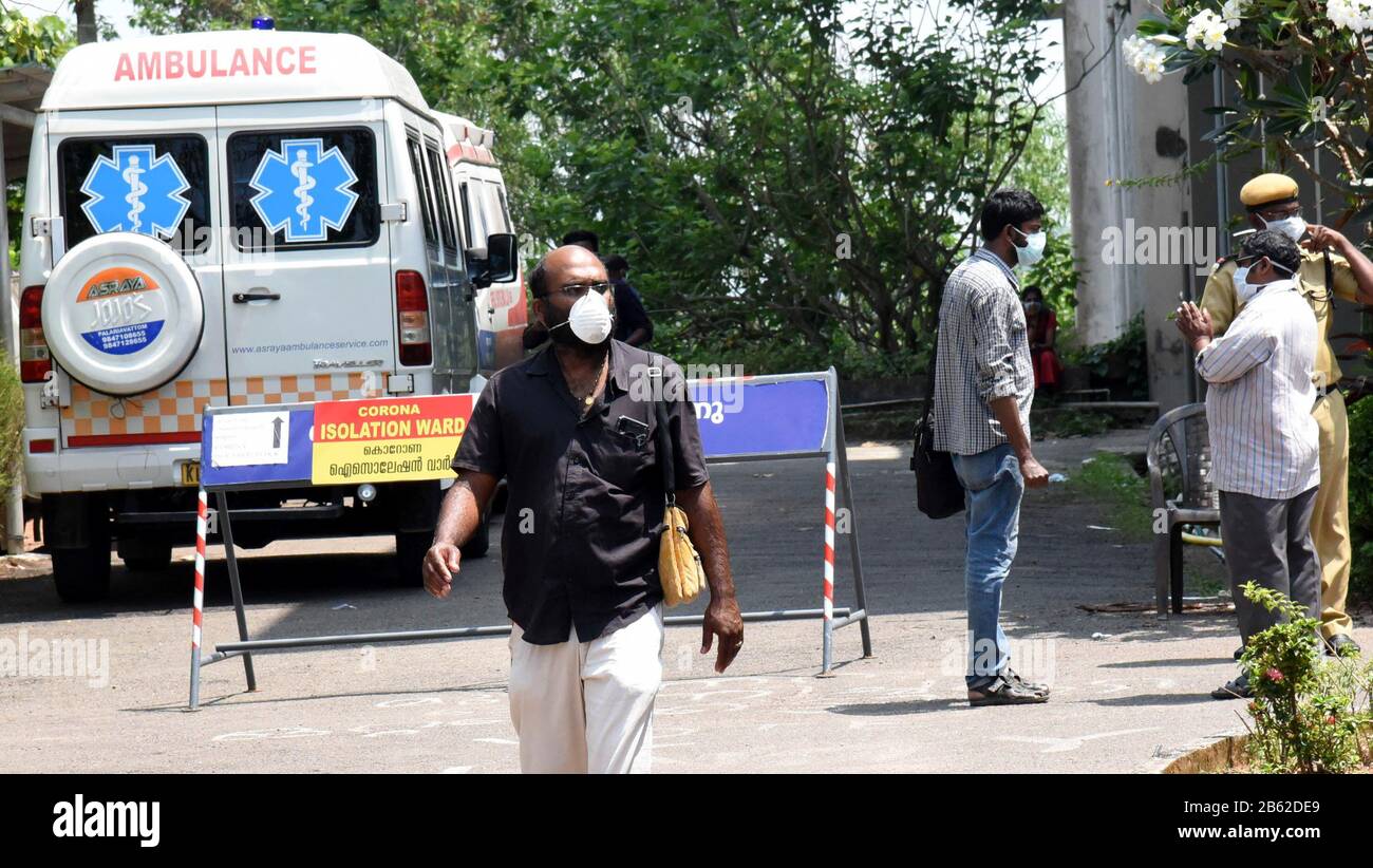 Kerala, India. 9th Mar, 2020. Si vedono persone che indossano maschere al di fuori dello speciale reparto di isolamento istituito per fornire il trattamento a nuovi pazienti di coronavirus al Kochi Medical College, in Kerala, India, 9 marzo 2020. Il ministero federale della sanità indiano lunedì ha detto che il numero totale di nuovi casi di coronavirus nel paese è salito a 43. Credit: Str/Xinhua/Alamy Live News Foto Stock