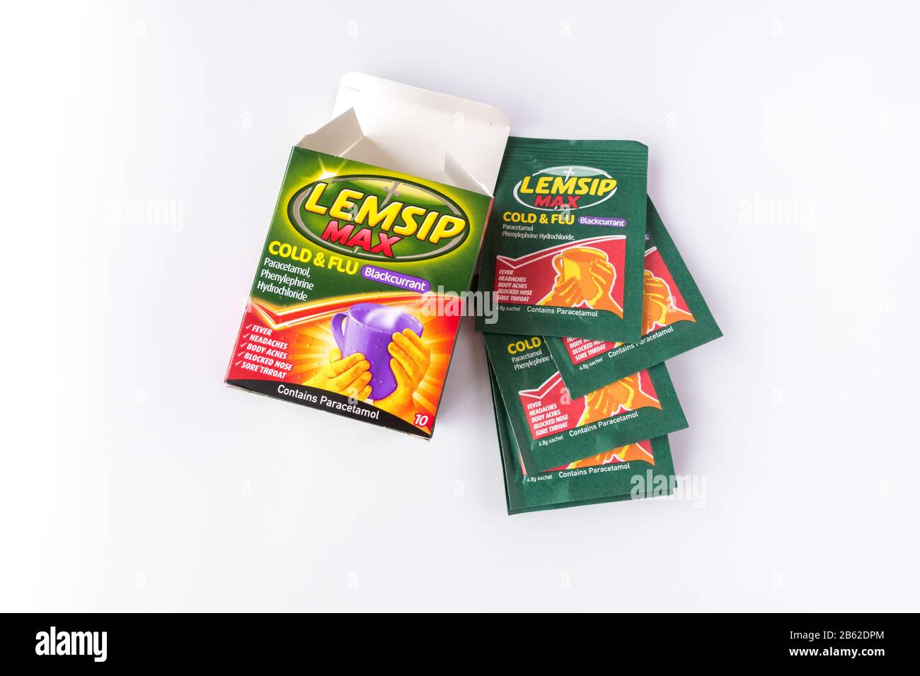 Confezione e bustine di trattamento al freddo e all'influenza Lemsip Max Blackcurrent Flavour Foto Stock