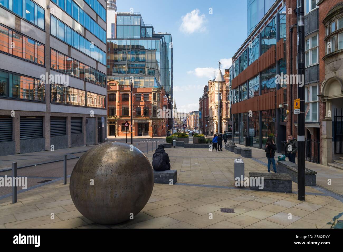 Piazza pubblica aperta con piante e panchine in Church Street, nel quartiere degli affari di Birmingham Foto Stock