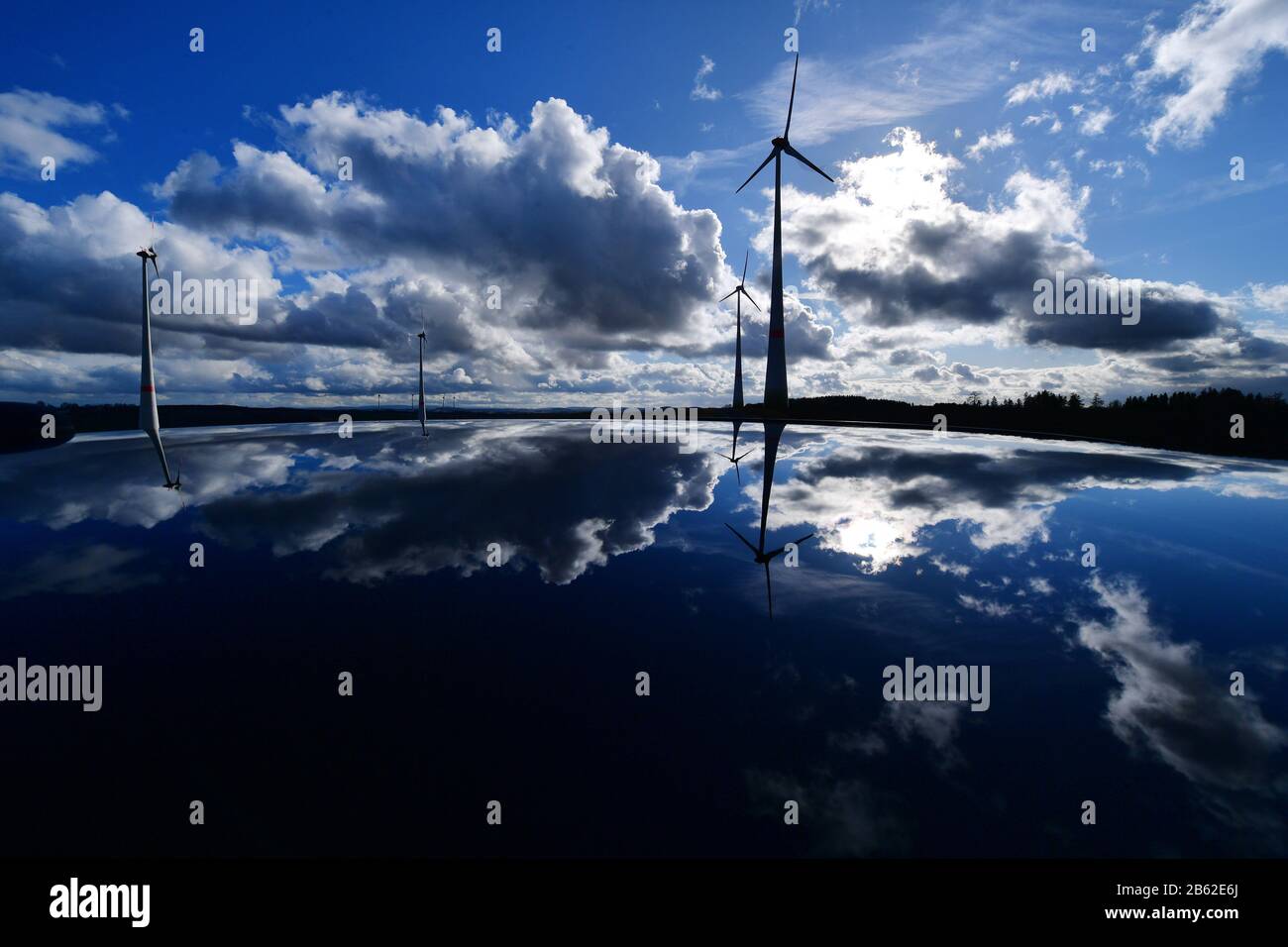 Mödlareuth, Germania. 09 Marzo 2020. Turingia, Mödlareuth: Sole, nuvole e turbine eoliche si riflettono su un tetto auto sulla Cintura verde, l'ex confine intertedesco. Vento e pioggia aspettano persone in Germania all'inizio della settimana. Foto: Martin Schutt/dpa-Zentralbild/dpa credito: DPA Picture Alliance/Alamy Live News credito: DPA Picture Alliance/Alamy Live News Foto Stock