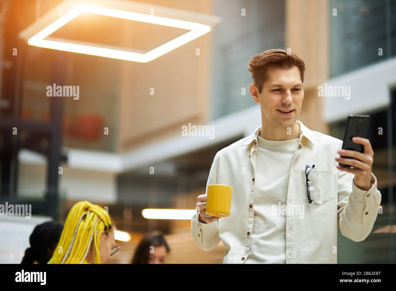 allegro giovane uomo che fa una telefonata alla sua ragazza, primo piano foto. copia spazio. amore, gadget, dipendenza Foto Stock