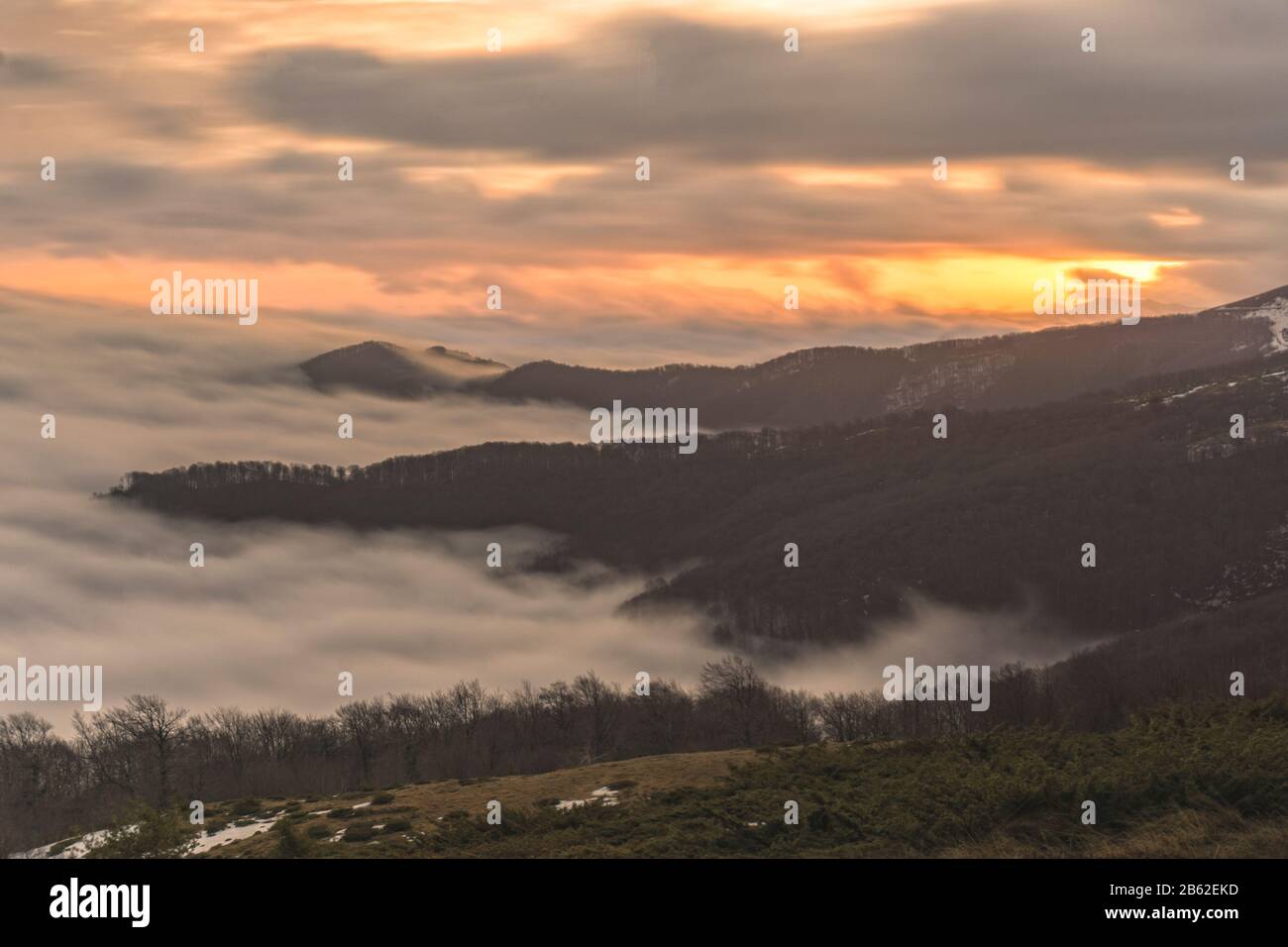 Nebbiose montagne all'alba a lunga esposizione Foto Stock