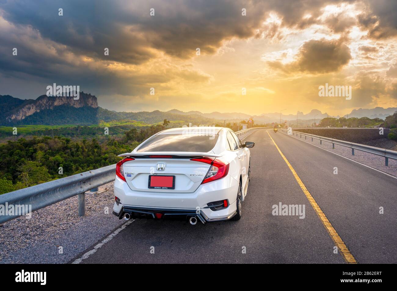 Honda Civic 2019 e sedans parcheggiati a Ratchapaprapa Dam Surat Thani Provincia Thailandia , 6 marzo 2020 Foto Stock