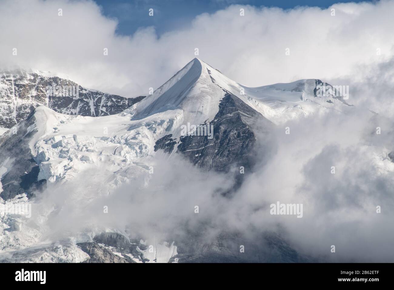 montagna con neve e ghiacciaio Foto Stock