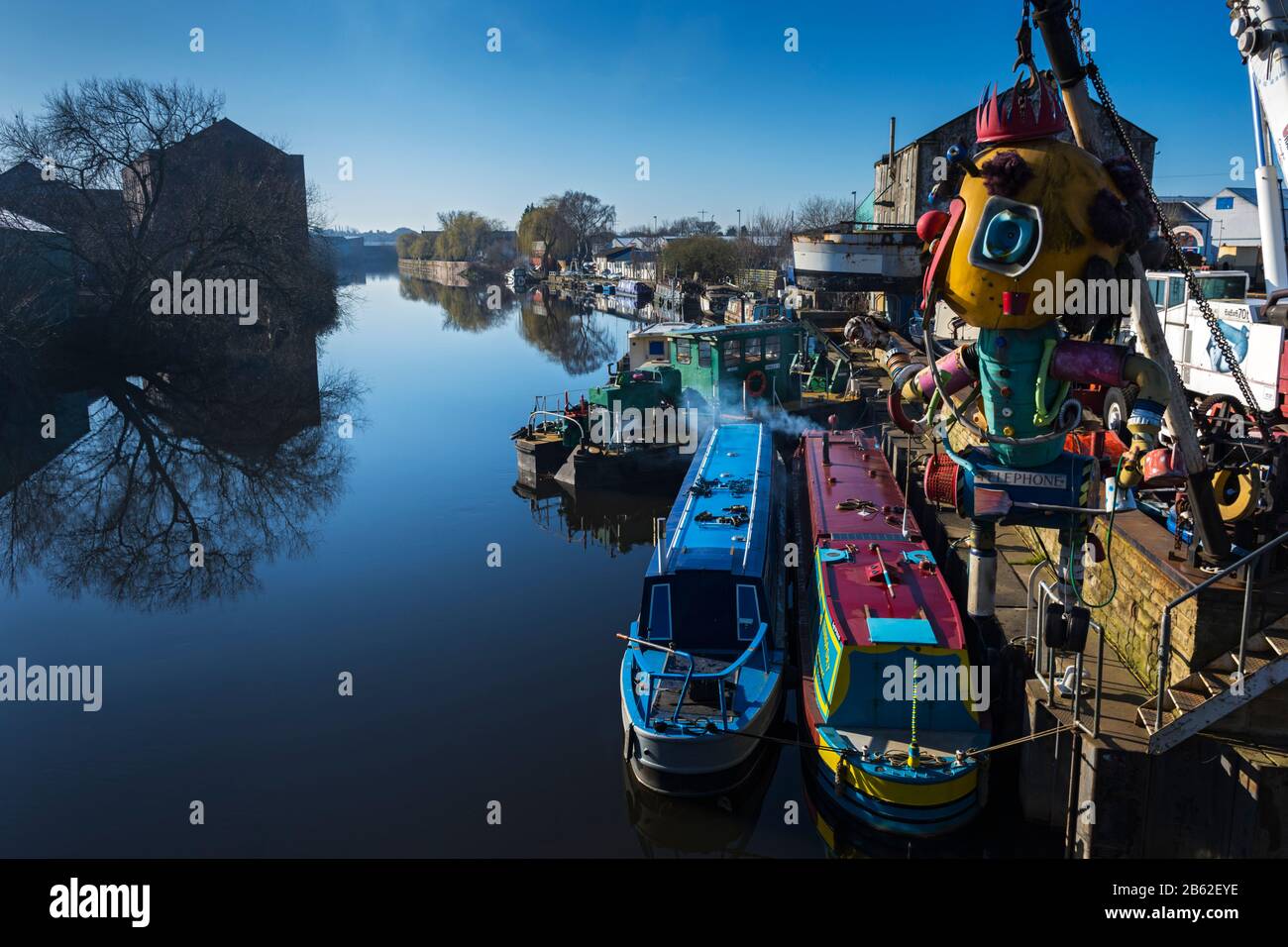 Barche ormeggiate al Wakefield Wharf e Boatyard, sulla Calder & Hebble Navigation, Wakefield, West Yorkshire, Regno Unito Foto Stock