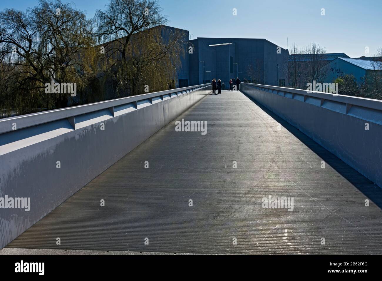 Il ponte pedonale sul fiume Calder che conduce alla galleria d'arte e al museo Hepworth Wakefield, Wakefield, West Yorkshire, Regno Unito. Foto Stock