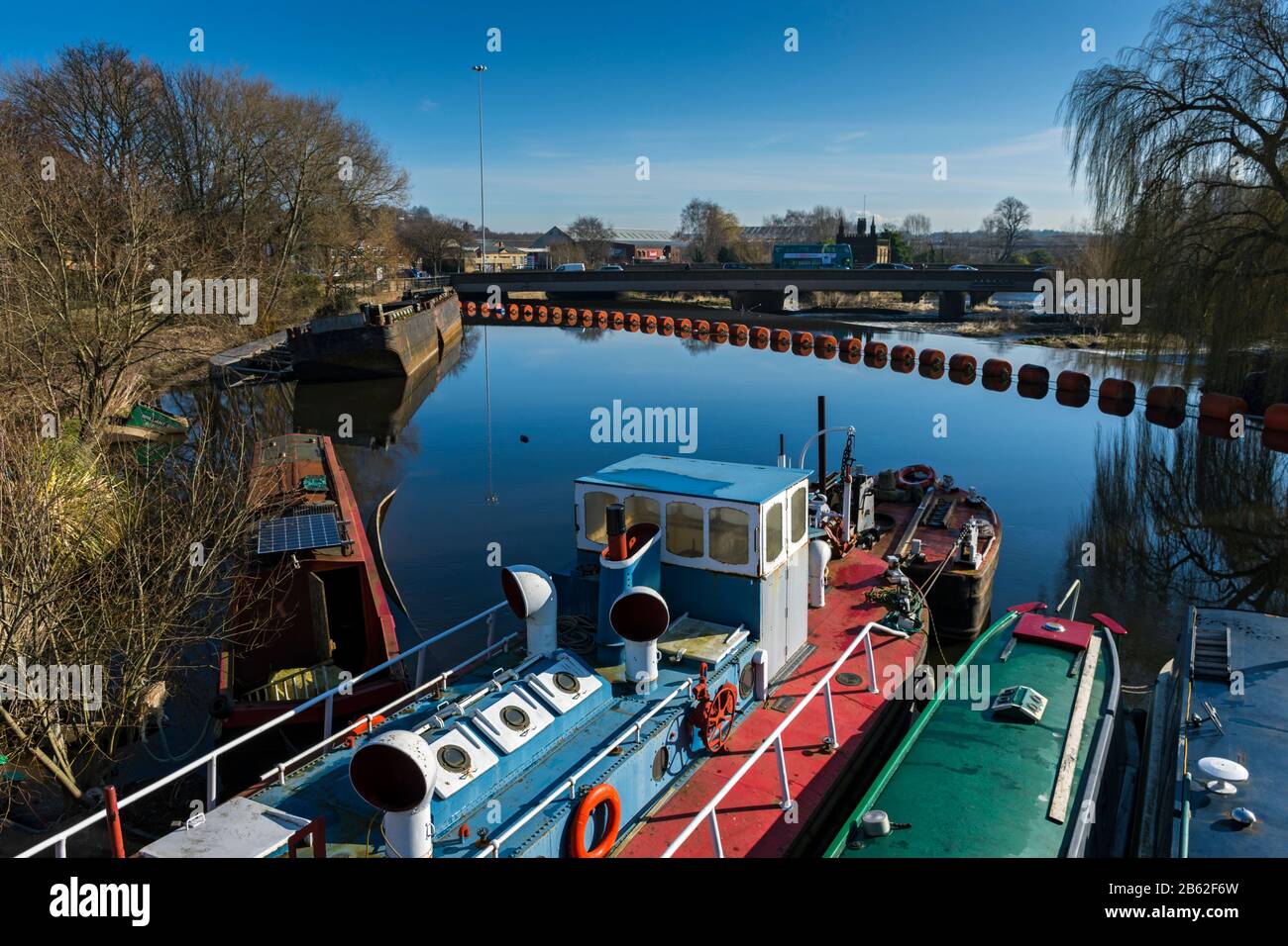 Barche ormeggiate e chiatte vicino a Wakefield Wharf e Boatyard, sulla Calder & Hebble Navigation, Wakefield, West Yorkshire, Regno Unito Foto Stock