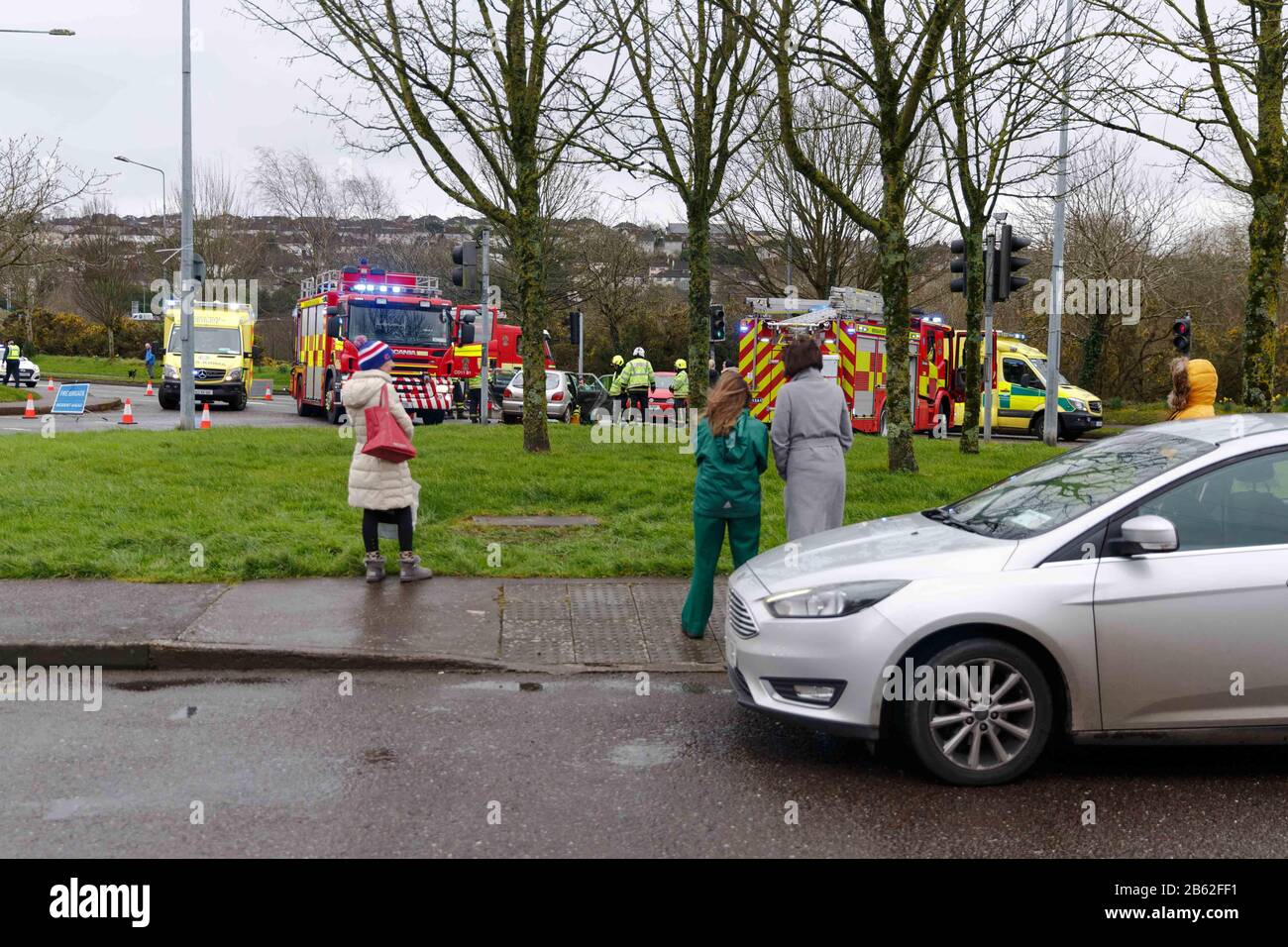 Cork, Irlanda. 9th Mar, 2020. Due Auto Collision Sulla North Ring Road, Cork City. Circa 4pm oggi i servizi di emergenza hanno corso alla scena di una collisione di due auto sulla circonvallazione nord strada che ha causato la rottura di traffico durante l'ora di punta Lunedi sera. Le deviazioni sono state rapidamente messe in atto. Non è noto quali lesioni siano state sostenute, i servizi di emergenza sono ancora in scena. Credito: Damian Coleman/Alamy Live News Foto Stock