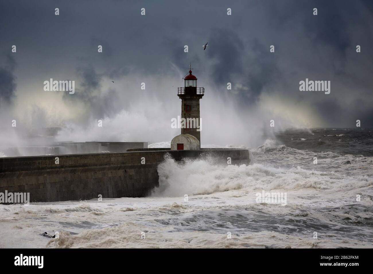 Tempesta alla foce del fiume Douro, Oporto. Cielo migliorato Foto Stock