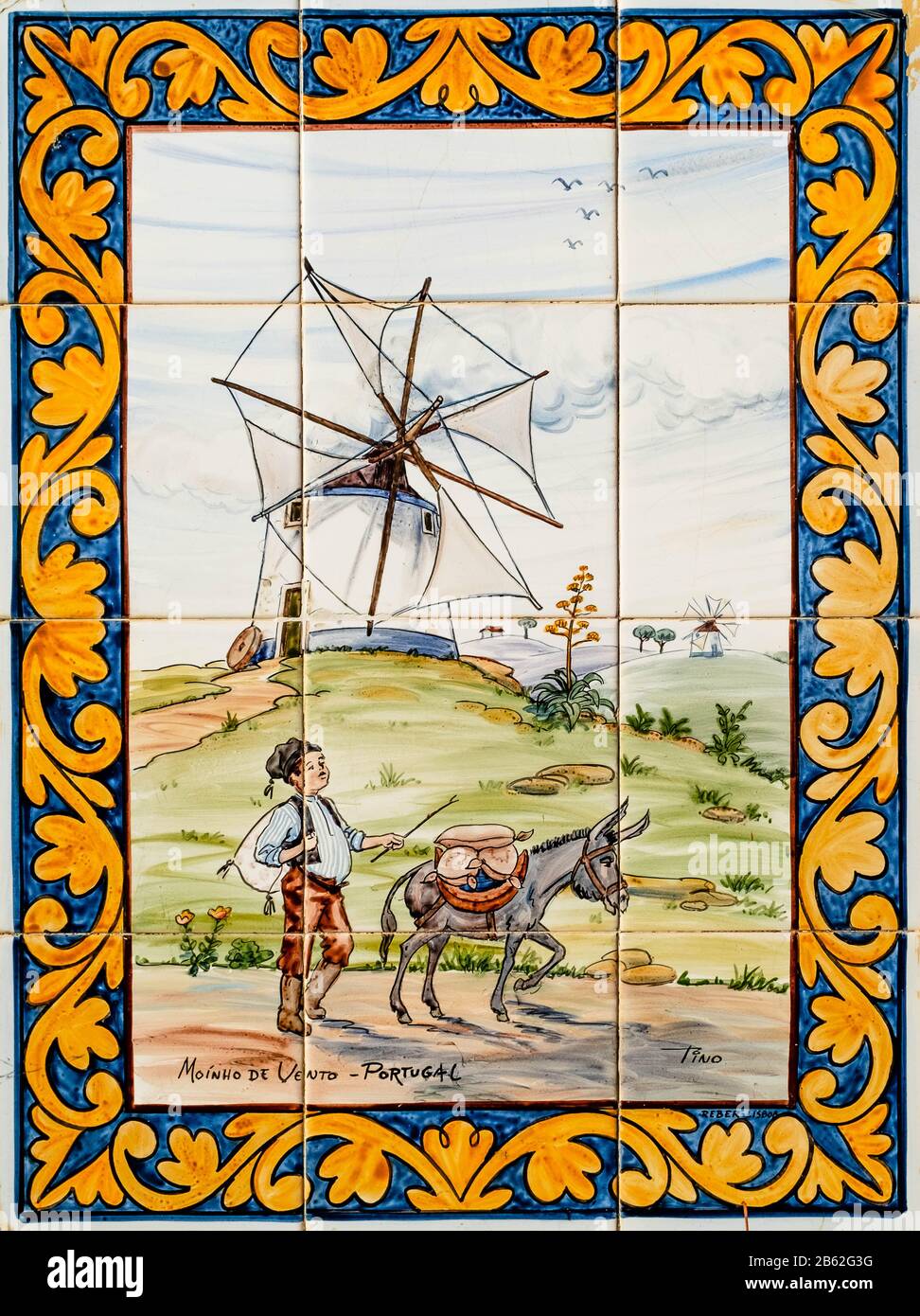 Tegole tradizionali portoghesi Tino Azulejos raffiguranti paesaggi rurali con contadini, asini e mulini a vento. Traduzione della didascalia: Mulini a vento del Portogallo. Foto Stock