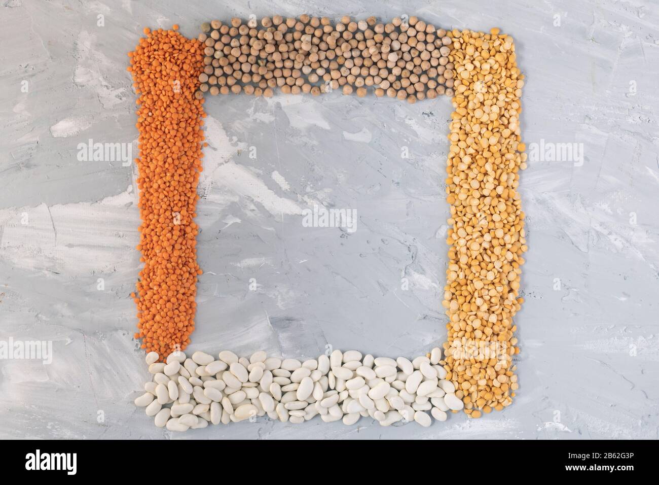 Telaio di ceci secchi, lenticchie, piselli secchi, ceci su tavola grigia, cibo vista dall'alto Foto Stock