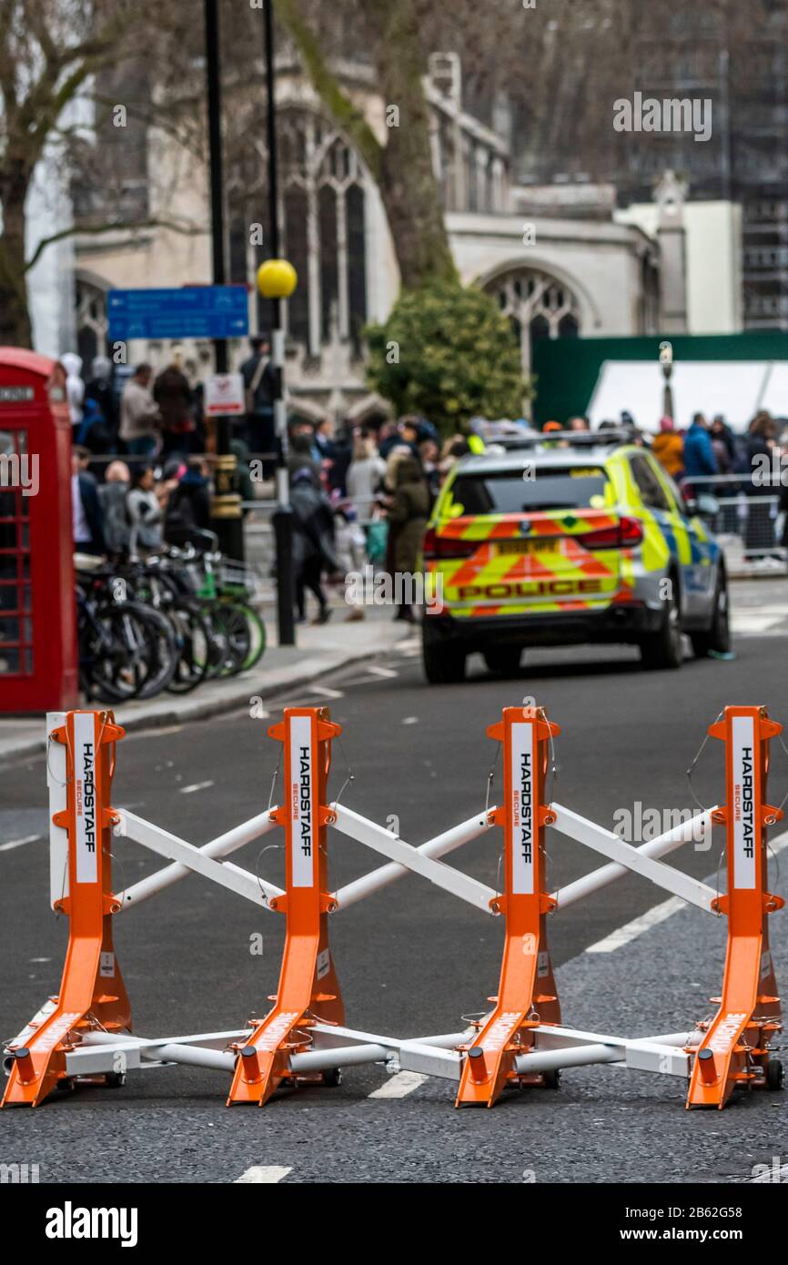 Westminster Abbey, Londra, Regno Unito. 09th Mar, 2020. Nuove, mobili e leggeri, Hardstaff misure di sicurezza anti veicolo sono schierati intorno al perimetro - UN servizio per commemorare il Commonwealth è assistito dalla famiglia reale e rappresentanti dei paesi del Commonwealth, a Wrestminster Abbey, Londra. Credito: Guy Bell/Alamy Live News Credito: Guy Bell/Alamy Live News Foto Stock