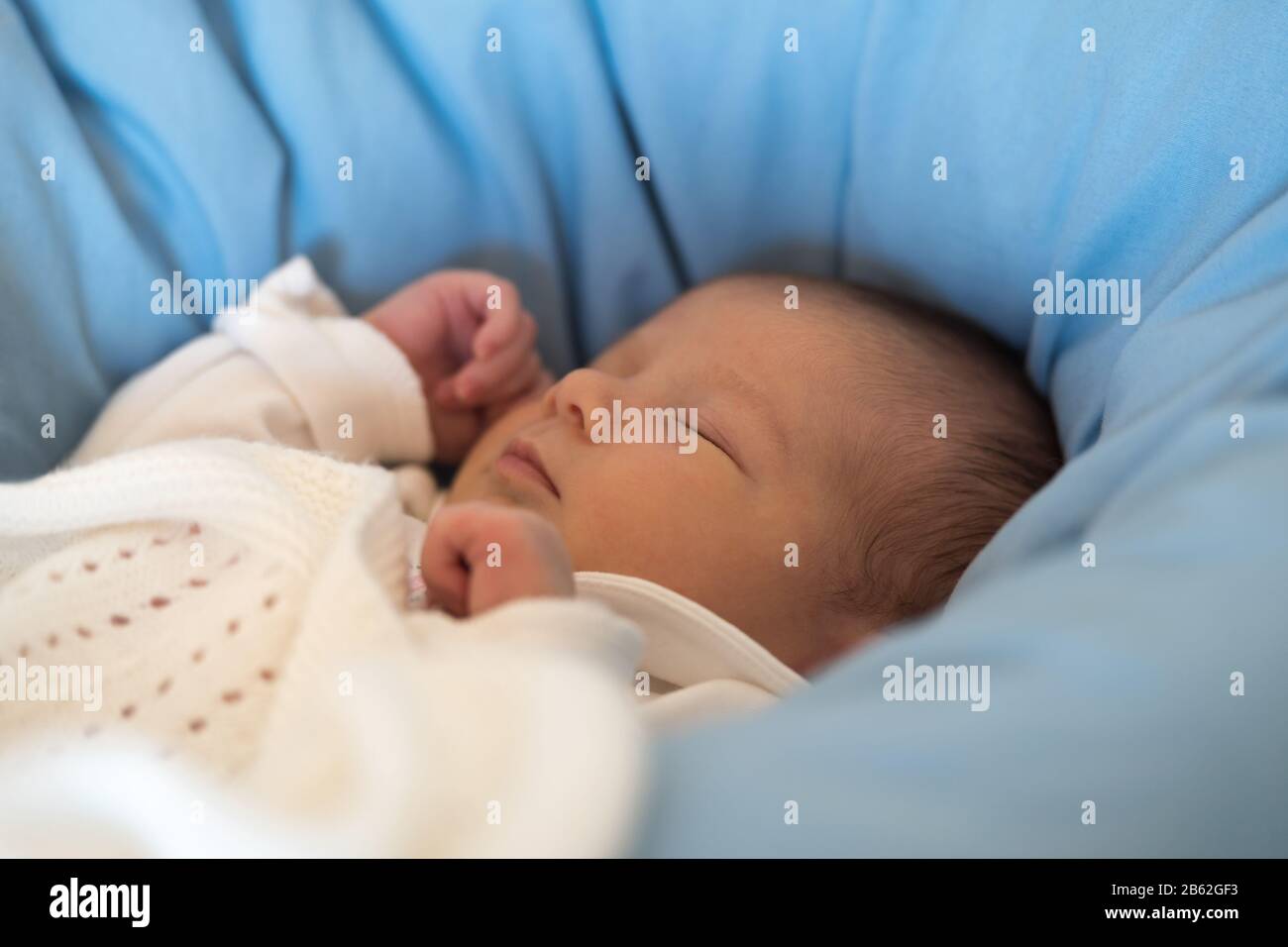 Sleeping neonato ragazza (ha solo dodici giorni dalla nascita) Foto Stock