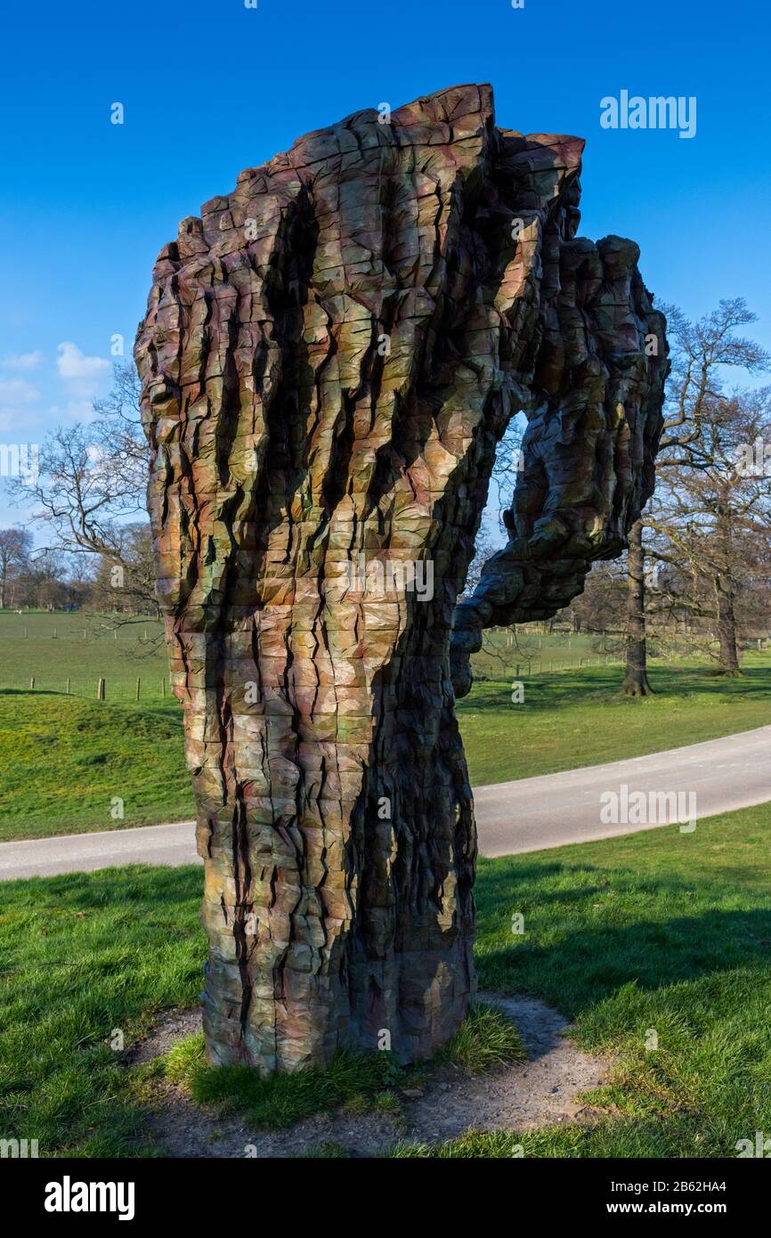 Cuore In Mano, 2014. Una scultura di Ursula von Rydinsvard, Yorkshire Sculpture Park, Wakefield, West Yorkshire, Inghilterra, Regno Unito Foto Stock