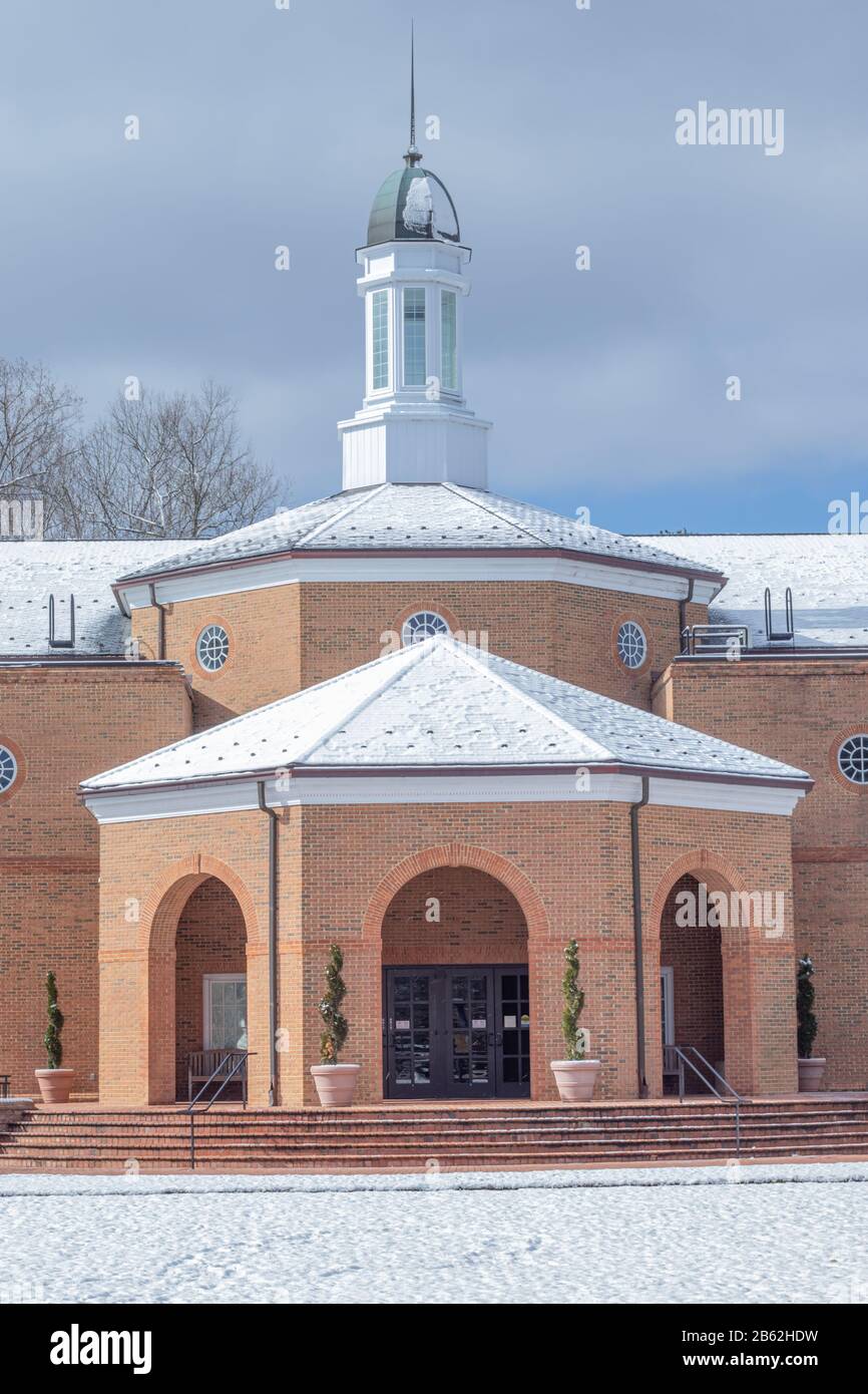 Yorktown, VA/USA - Febbraio 21,2020: Il tribunale della contea di York in mattoni di stile coloniale dopo una tempesta di neve invernale. Foto Stock