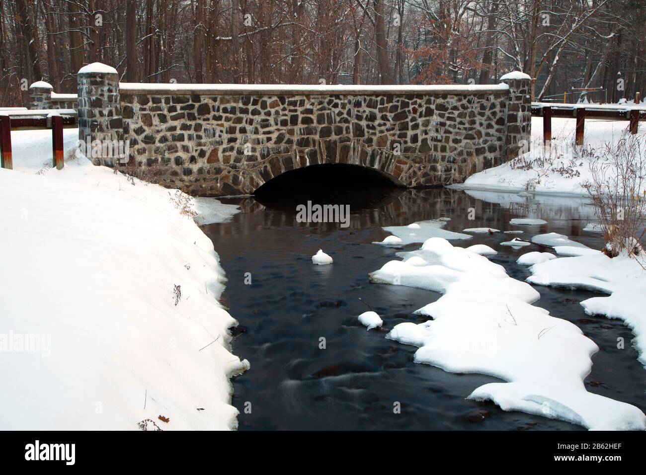 Ponte di Rockwork su Bass Brook, AW Stanley Park, New Britain, Connecticut Foto Stock