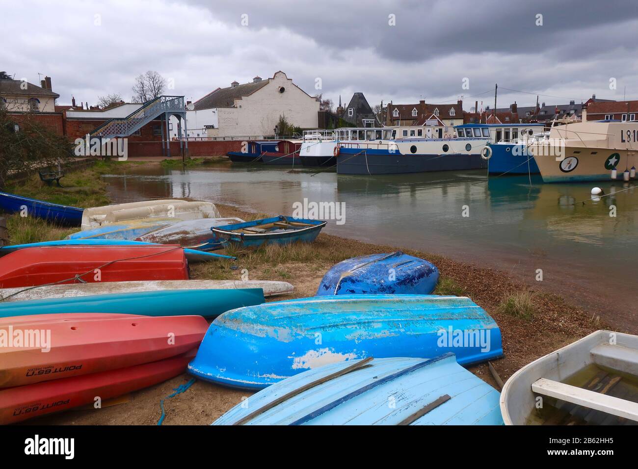 Woodbridge, Suffolk, Regno Unito - 9 marzo 2020: Alta marea. Passeggiata pomeridiana bagnata e ventosa lungo il fiume Deben da Woodbridge a Melton. Foto Stock