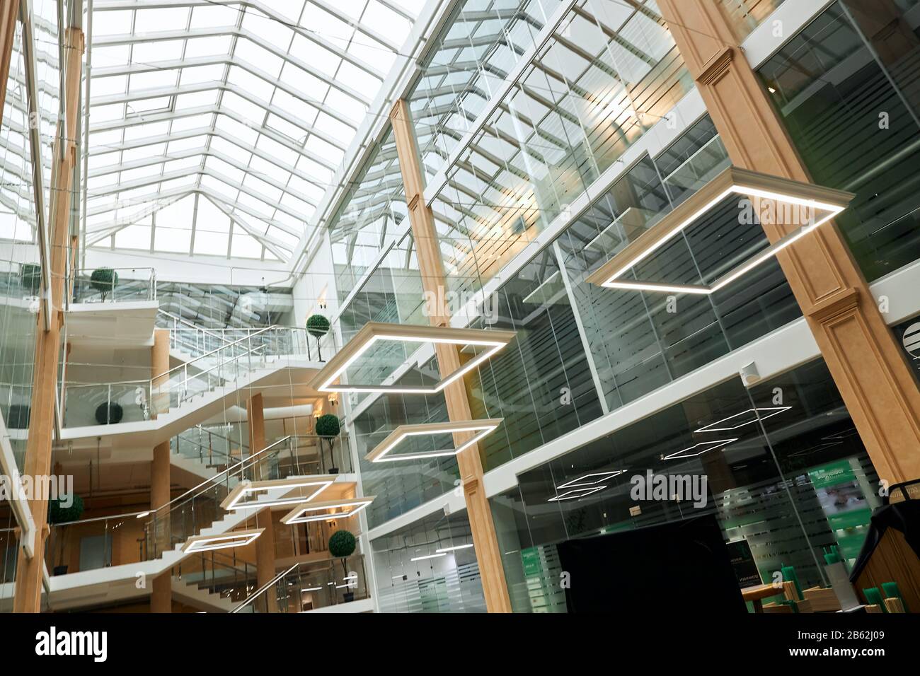 soffitto di affari interni di ufficio e neon chiaro. vista ad angolo basso, vendita, sconto, commercio Foto Stock