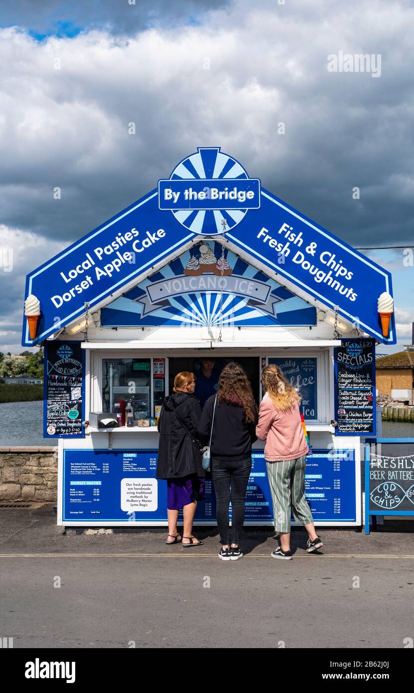 Chiosco, vendita di pesce e patatine fritte a West Bay, Dorset. Foto Stock