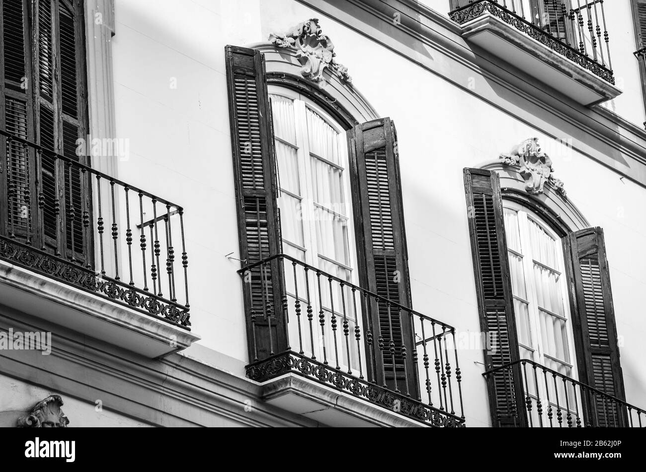 da vicino si può ammirare la vista delle strade storiche delle città spagnole: edifici architettonici, in stile spagnolo, design gaudi, edifici antichi Foto Stock