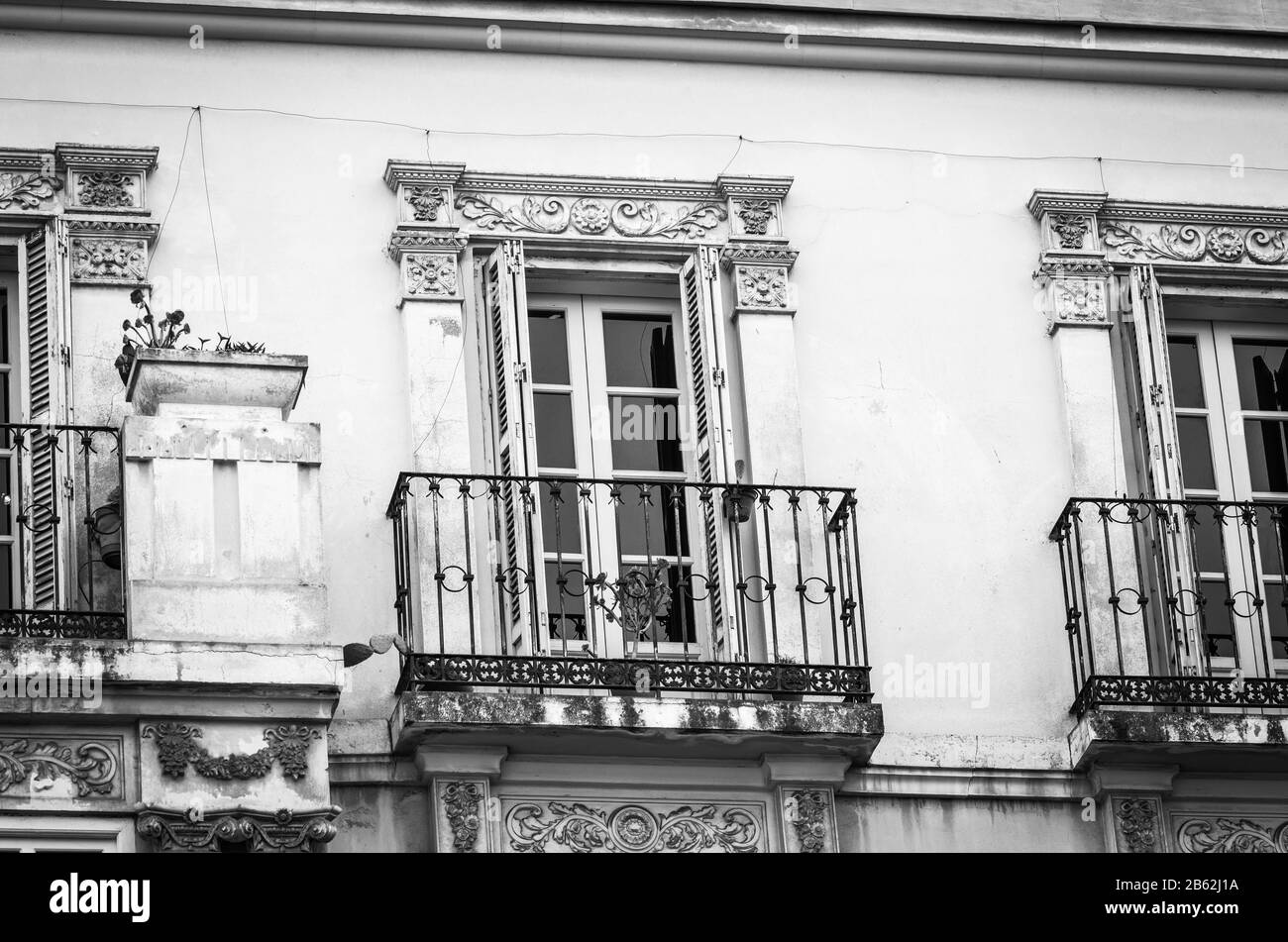 da vicino si può ammirare la vista delle strade storiche delle città spagnole: edifici architettonici, in stile spagnolo, design gaudi, edifici antichi Foto Stock