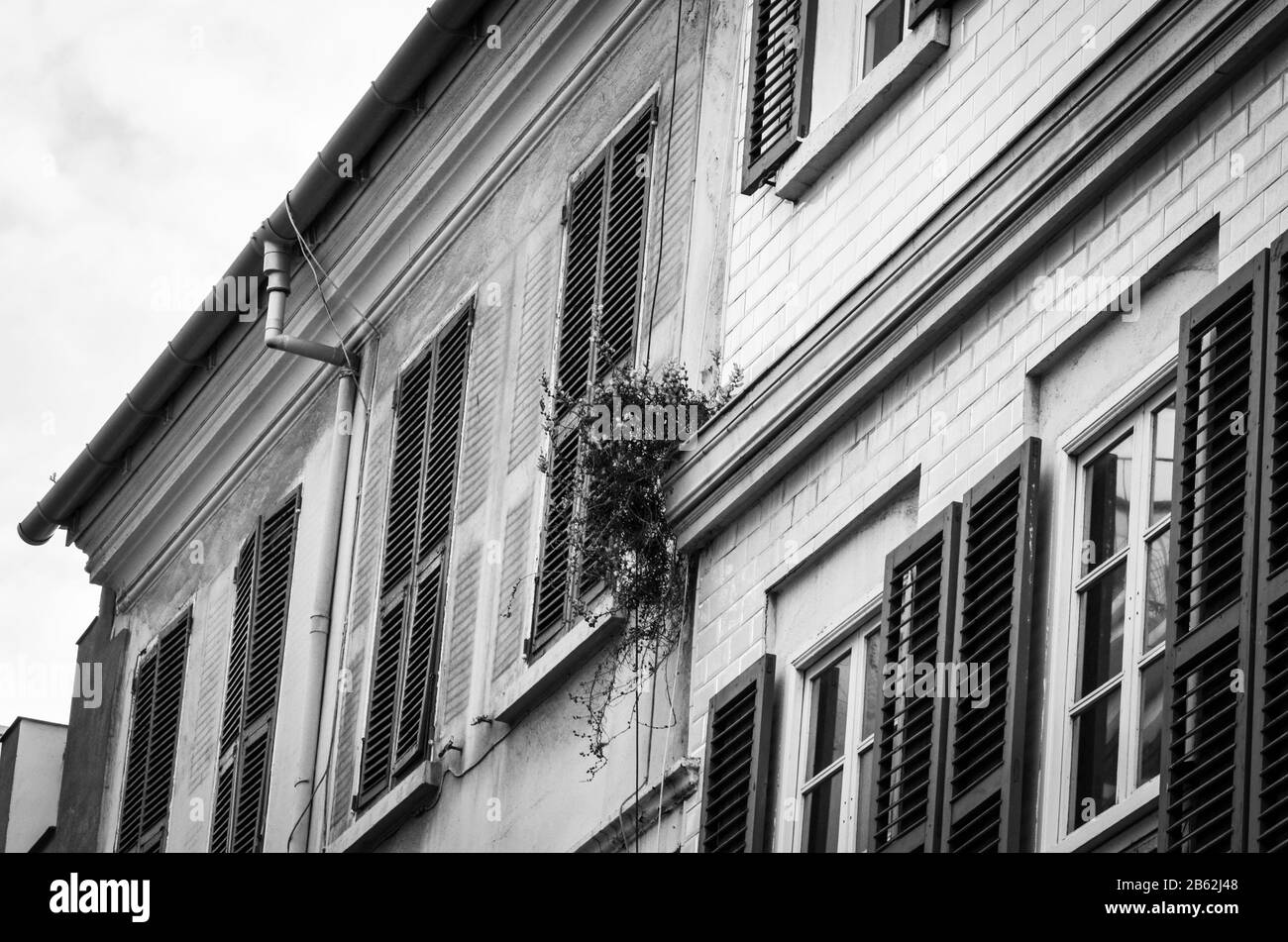 da vicino si può ammirare la vista delle strade storiche delle città spagnole: edifici architettonici, in stile spagnolo, design gaudi, edifici antichi Foto Stock