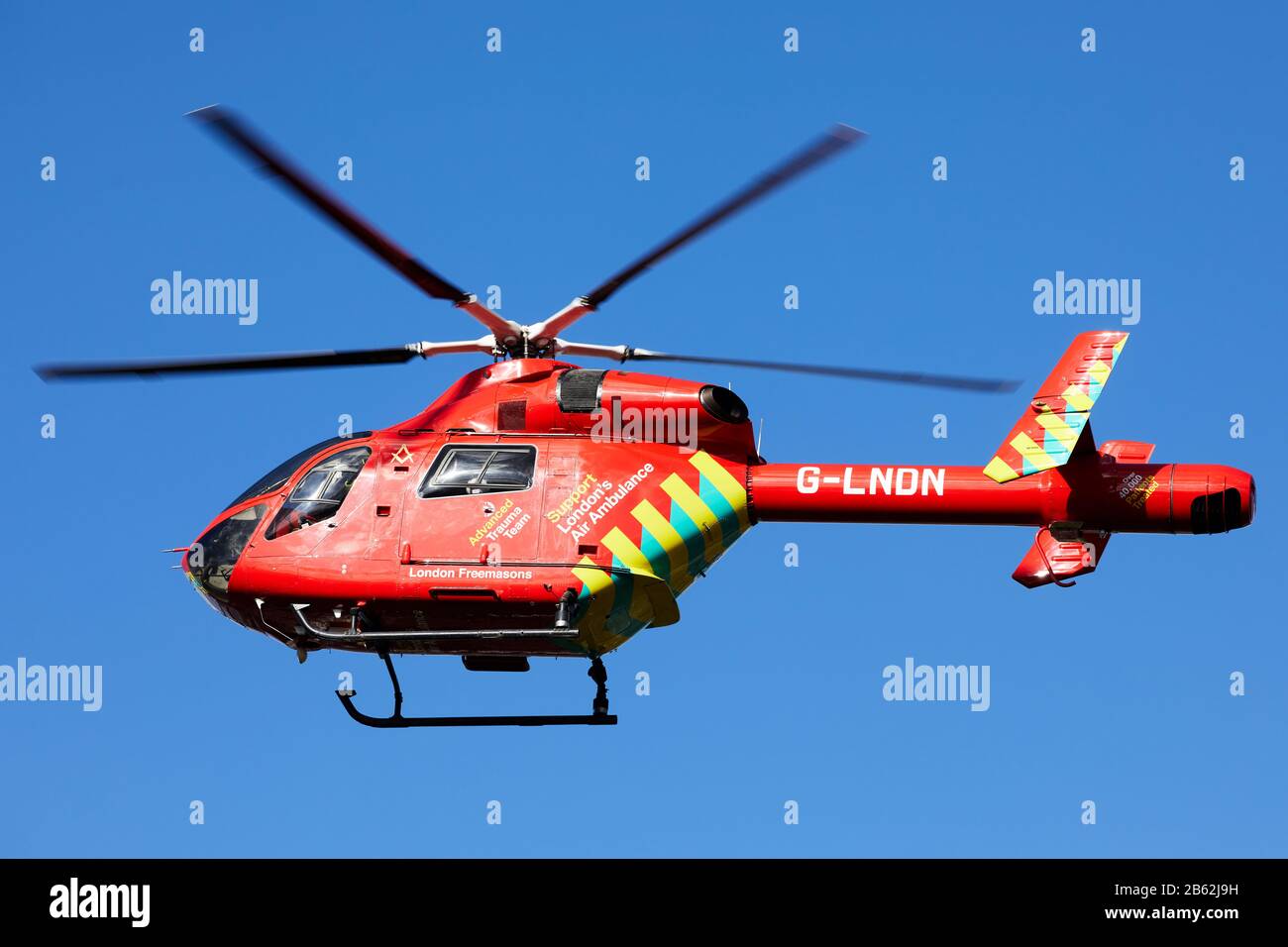 Londra, Regno Unito - 2 Mar 2020: Un elicottero (MD902 Explorer Registration G-LNDN) dal servizio London Air Ambulance in volo. Foto Stock