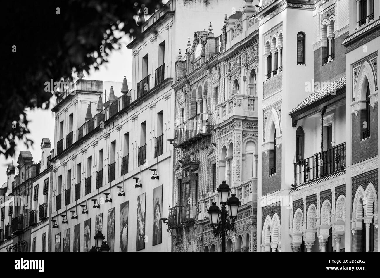 da vicino si può ammirare la vista delle strade storiche delle città spagnole: edifici architettonici, in stile spagnolo, design gaudi, edifici antichi Foto Stock