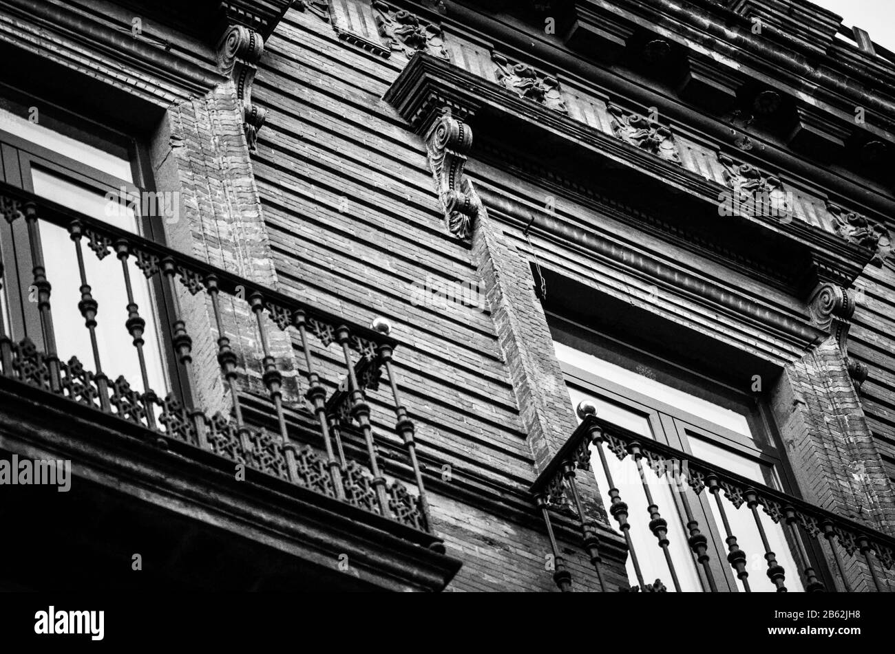 da vicino si può ammirare la vista delle strade storiche delle città spagnole: edifici architettonici, in stile spagnolo, design gaudi, edifici antichi Foto Stock
