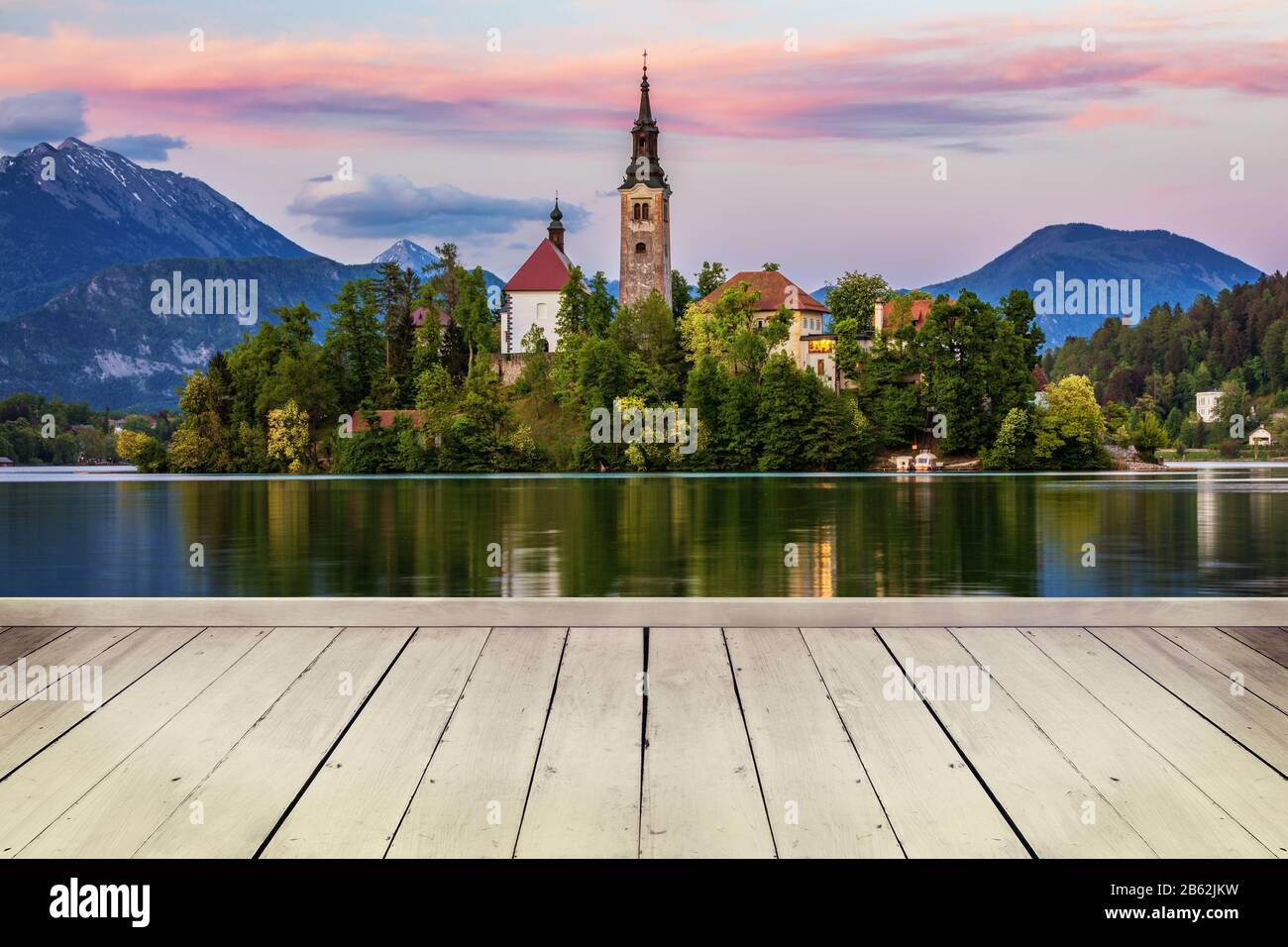 Svuotare tavolo in legno nella parte anteriore di astratta sfondo sfocato in natura, può essere utilizzato per visualizzare o montaggio dei vostri prodotti. Mock up per la visualizzazione del prodotto Foto Stock
