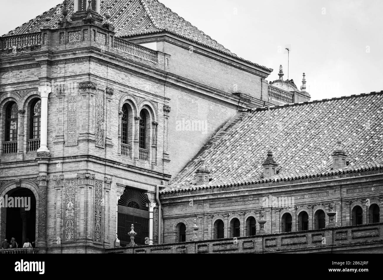 da vicino si può ammirare la vista delle strade storiche delle città spagnole: edifici architettonici, in stile spagnolo, design gaudi, edifici antichi Foto Stock