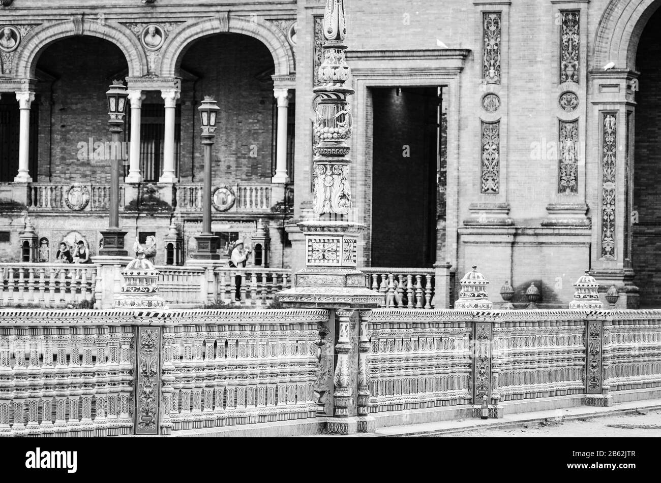 da vicino si può ammirare la vista delle strade storiche delle città spagnole: edifici architettonici, in stile spagnolo, design gaudi, edifici antichi Foto Stock