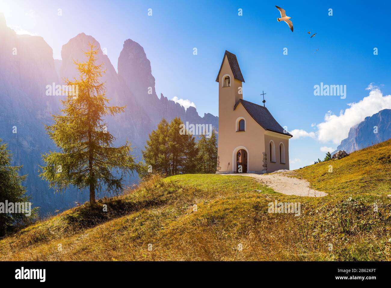 Cappella di San Maurizio al Passo Gardena, Alto Adige, Italia. Vista del percorso alla piccola cappella bianca San Maurizio e dolomiti montagna. San Maurizio chap Foto Stock