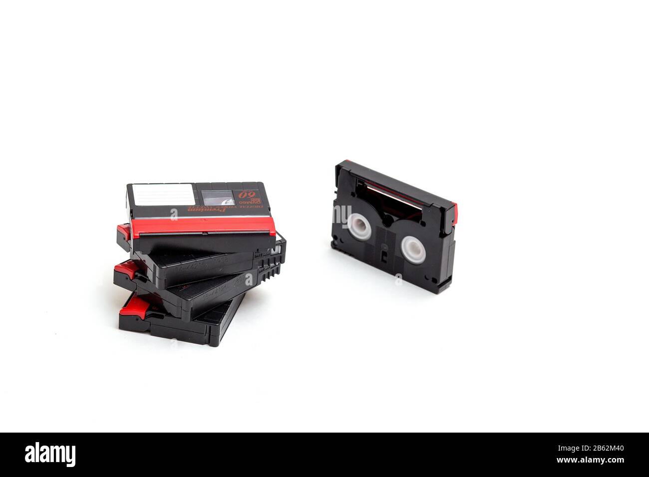 Un assortimento di cassette mini dv, isolate su bianco Foto Stock