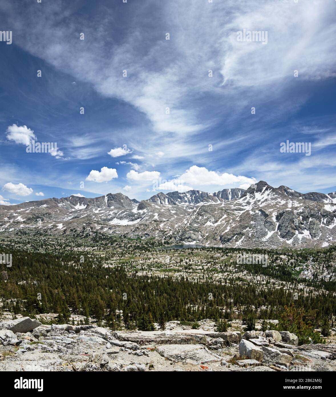 Vista panoramica del Glacier Divide da Humphreys Basin nella Sierra Nevada Mountains con nuvole nel cielo Foto Stock