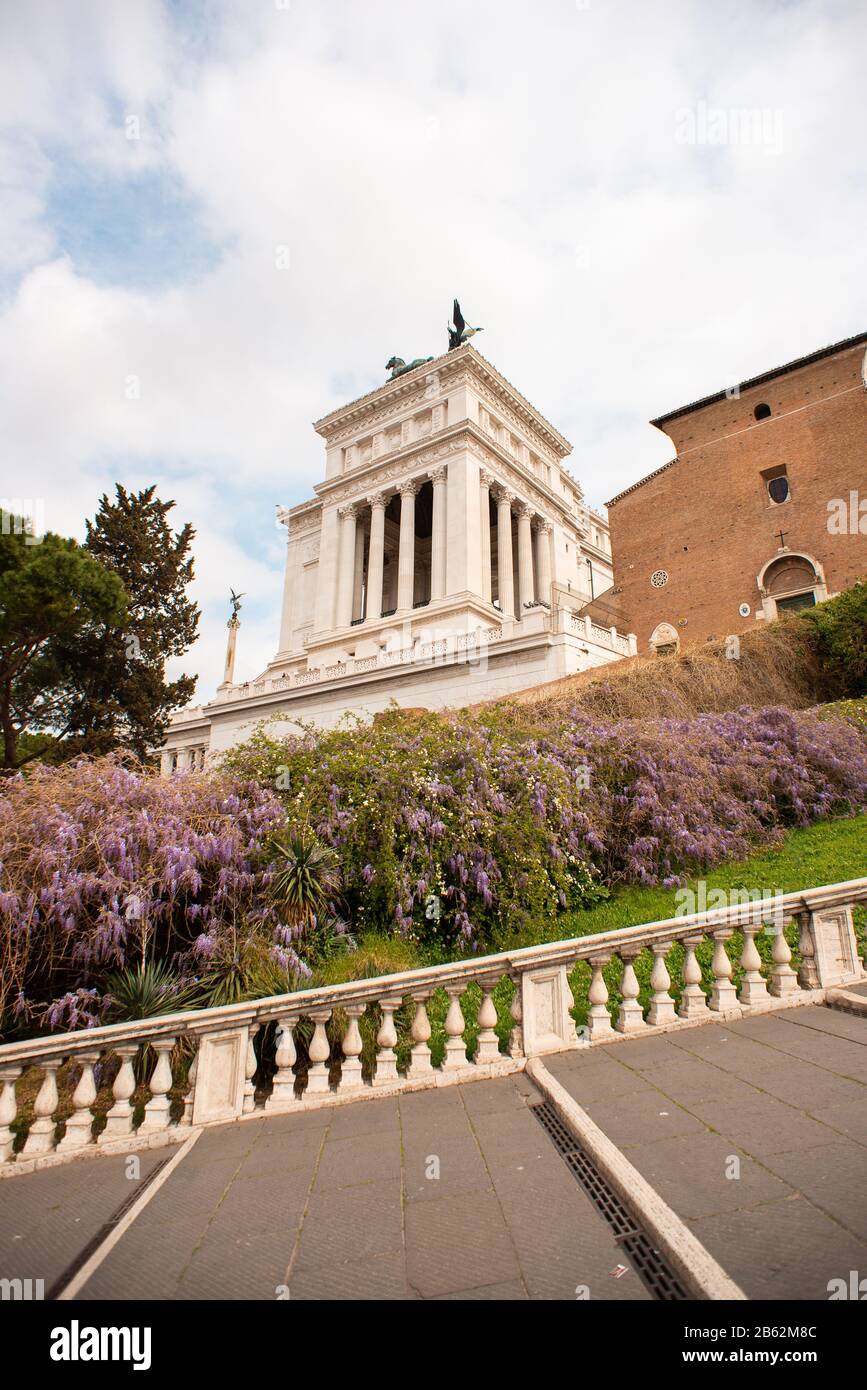 Monumento nazionale a Vittorio Emanuele II o II Vittoriano in Piazza Venezia, Roma. Vista laterale dalla Scala a Piazza Capitolina. Foto Stock