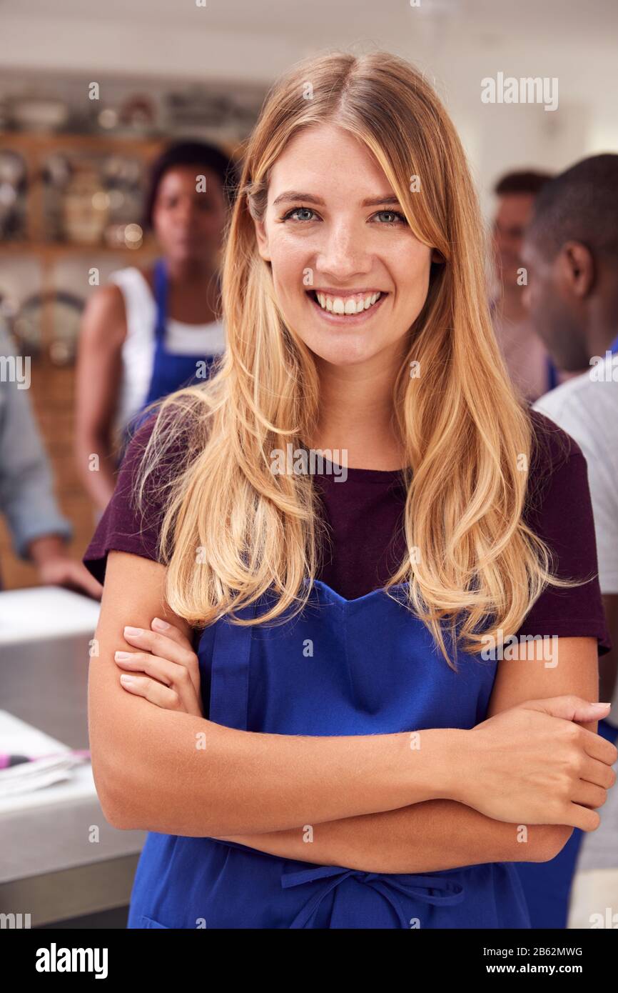 Ritratto Di Donna Sorridente Indossando Grembiule Che Prendono Parte Alla Lezione Di Cucina Foto Stock