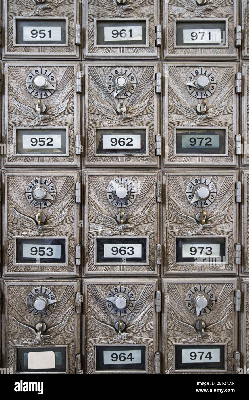 caselle postali in metallo argento con chiusura a combinazione e aquile decorative retrò Foto Stock
