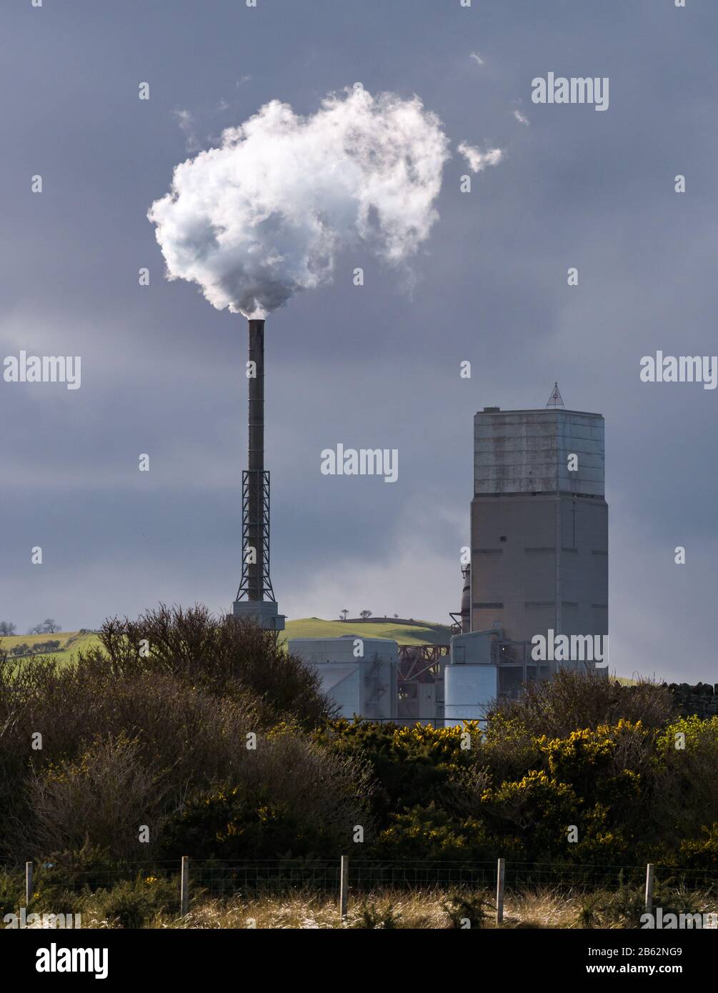 Moody vista del vapore dalla torre di raffreddamento della fabbrica di cemento, Dunbar, East Lothian, Scozia, Regno Unito Foto Stock