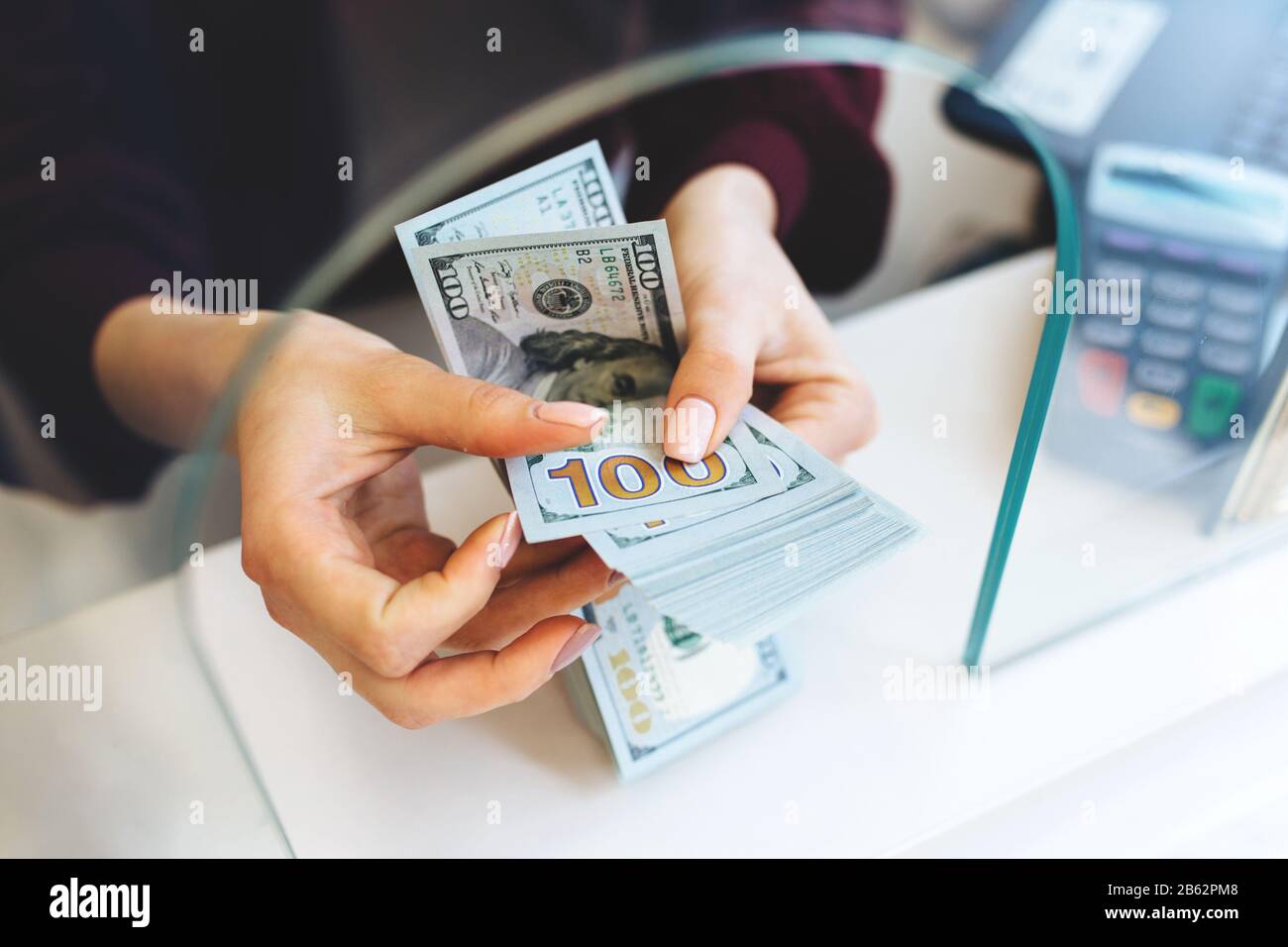 Donna che conta banconote.Concept foto di denaro, banche, valuta e cambi. Foto Stock