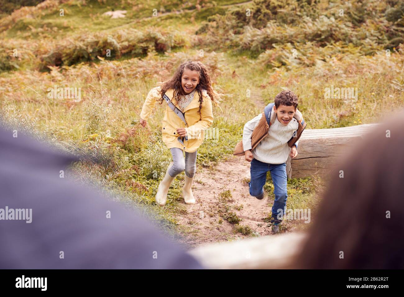 Due Bambini Che Corrono Lungo Il Sentiero In Campagna In Vacanza Invernale Foto Stock