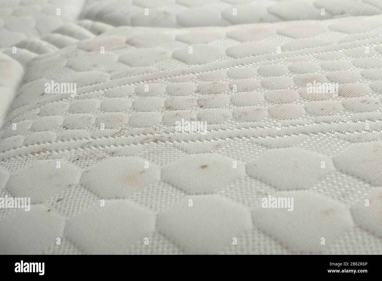 Muffa e sporcizia su un letto. Materasso con macchie di muffa spore Foto  stock - Alamy