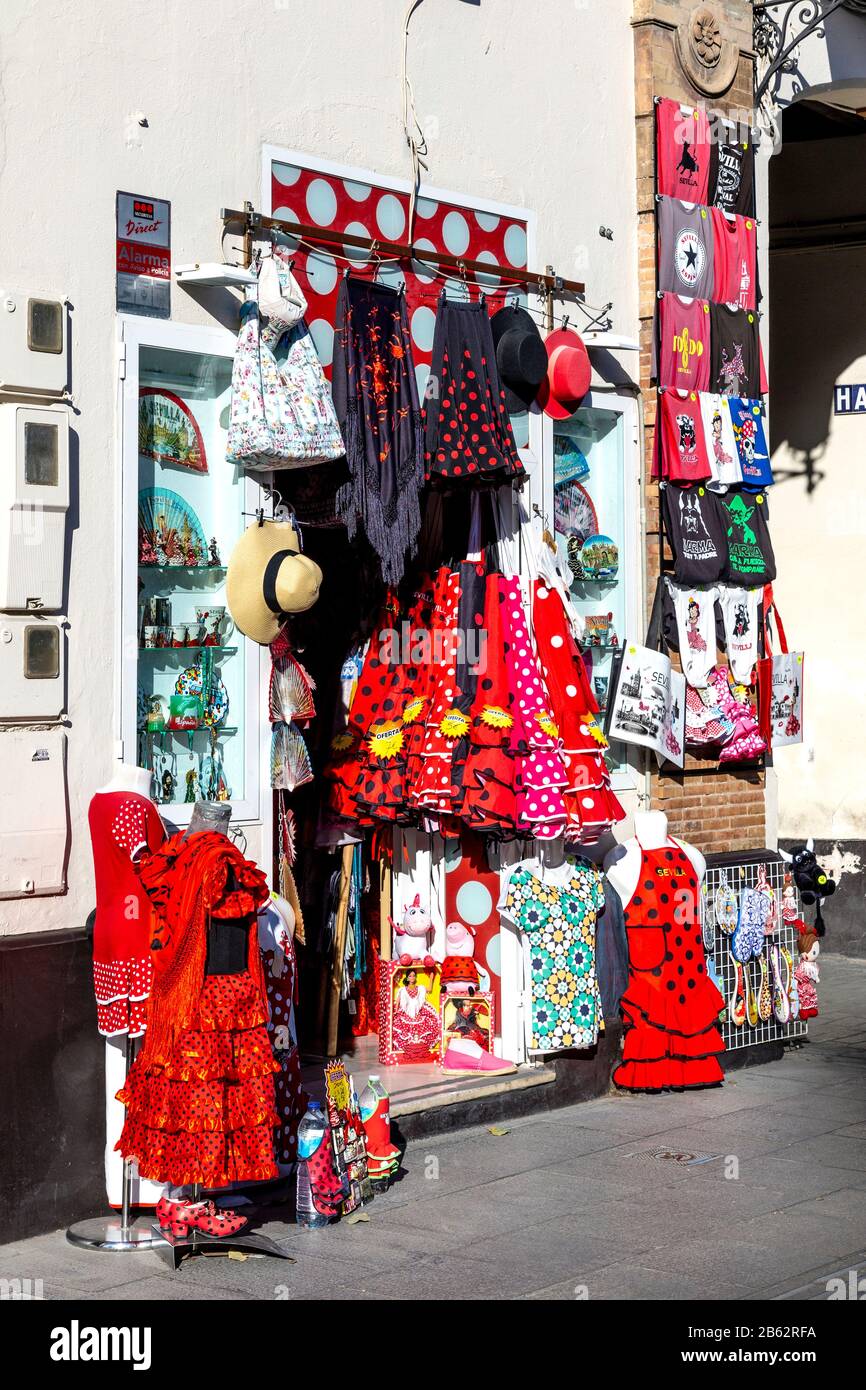 Negozio di souvenir che vende souvenir, vestiti, gonne e cappelli ispirati al flamenco, Siviglia, Spagna Foto Stock