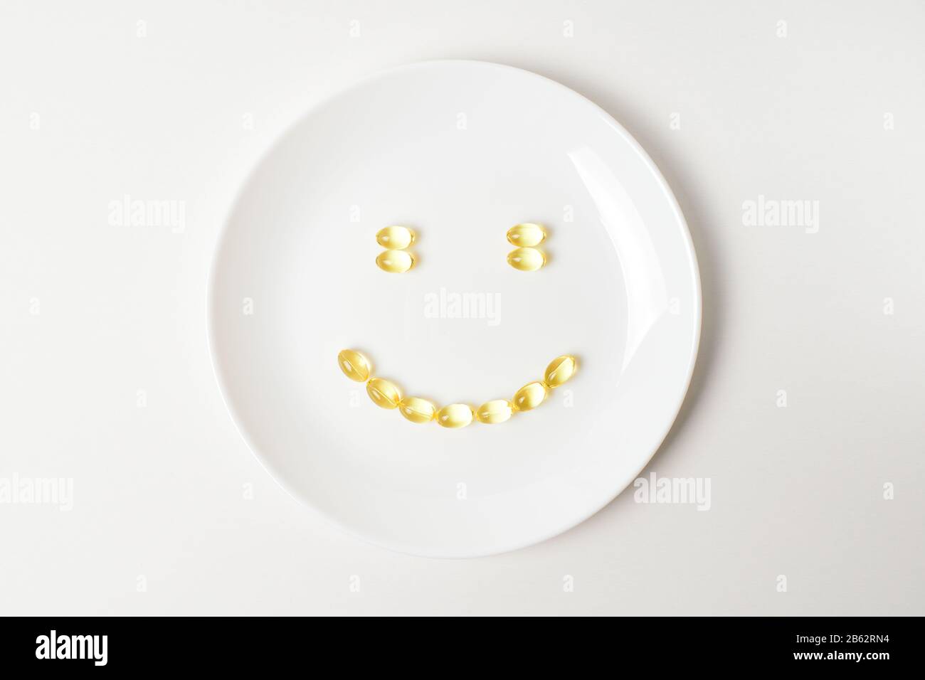 Sorriso formato con capsule di olio di pesce. Foto Stock