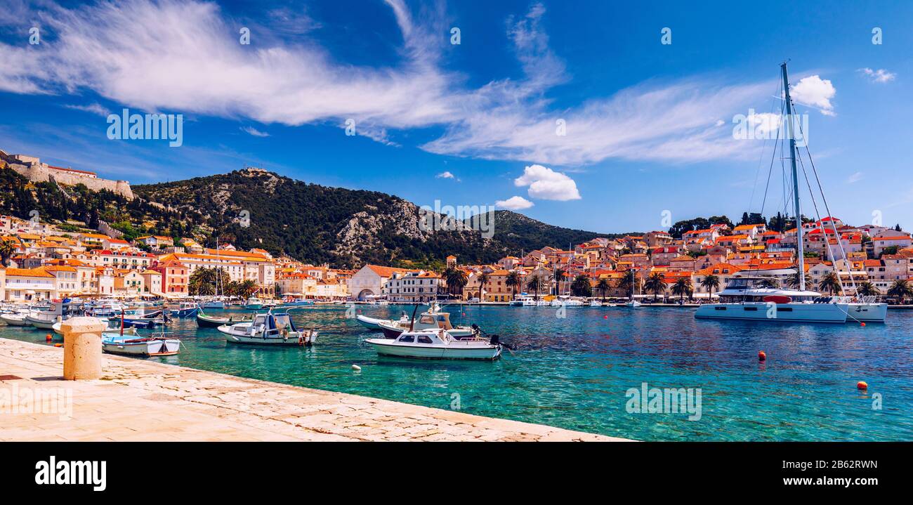 Scenario colorato nella città del Mediterraneo Hvar, famoso luogo di viaggio sul mare Adriatico, Croazia. Incredibile Hvar città sull'isola di Hvar, Croazia. Vista del Hvar Foto Stock