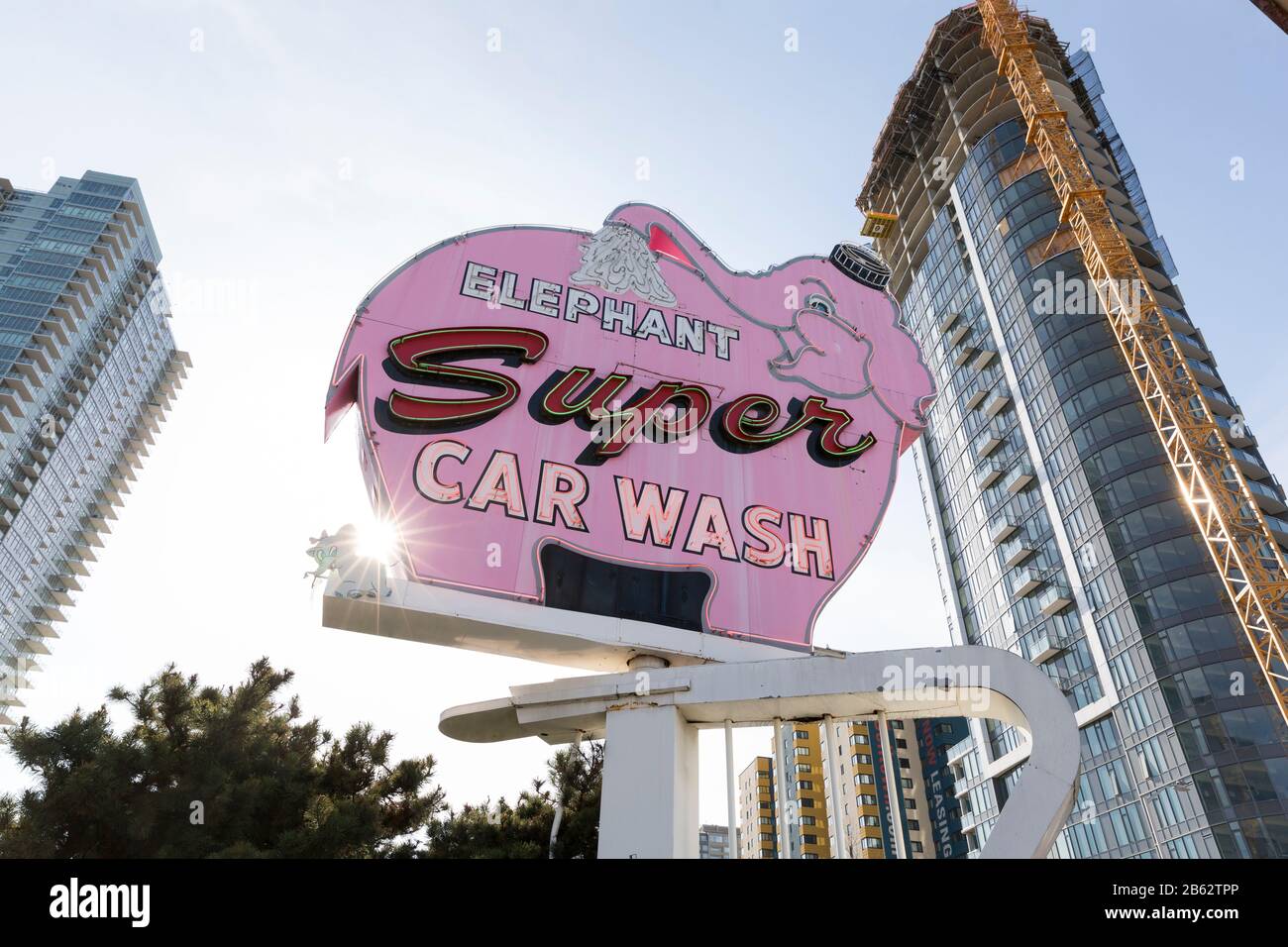 Il simbolo dell'Elephant Car Wash di Seattle si trova all'ombra di un alto condominio in costruzione nel quartiere di Belltown il 27 febbraio. Foto Stock