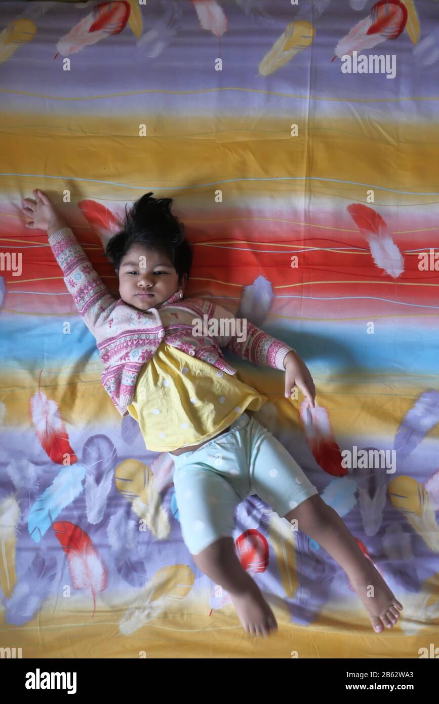 vista dall'alto del bambino a corpo pieno sdraiato sul letto Foto Stock